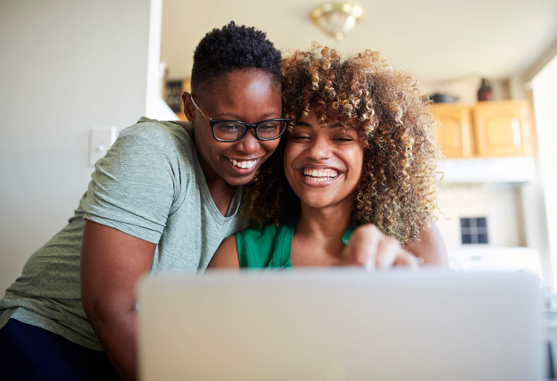 PEOPLE_WOMAN_COUPLE_COMPUTER