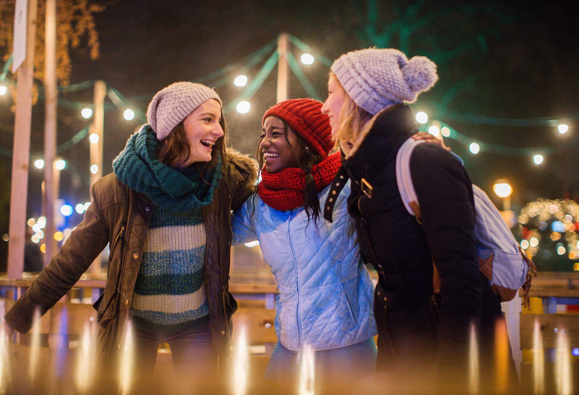 THEME_PEOPLE_WOMEN_FRIENDS_CHRISTMAS_MARKET_ICE_RINK_SKATING_GettyImages-626623580