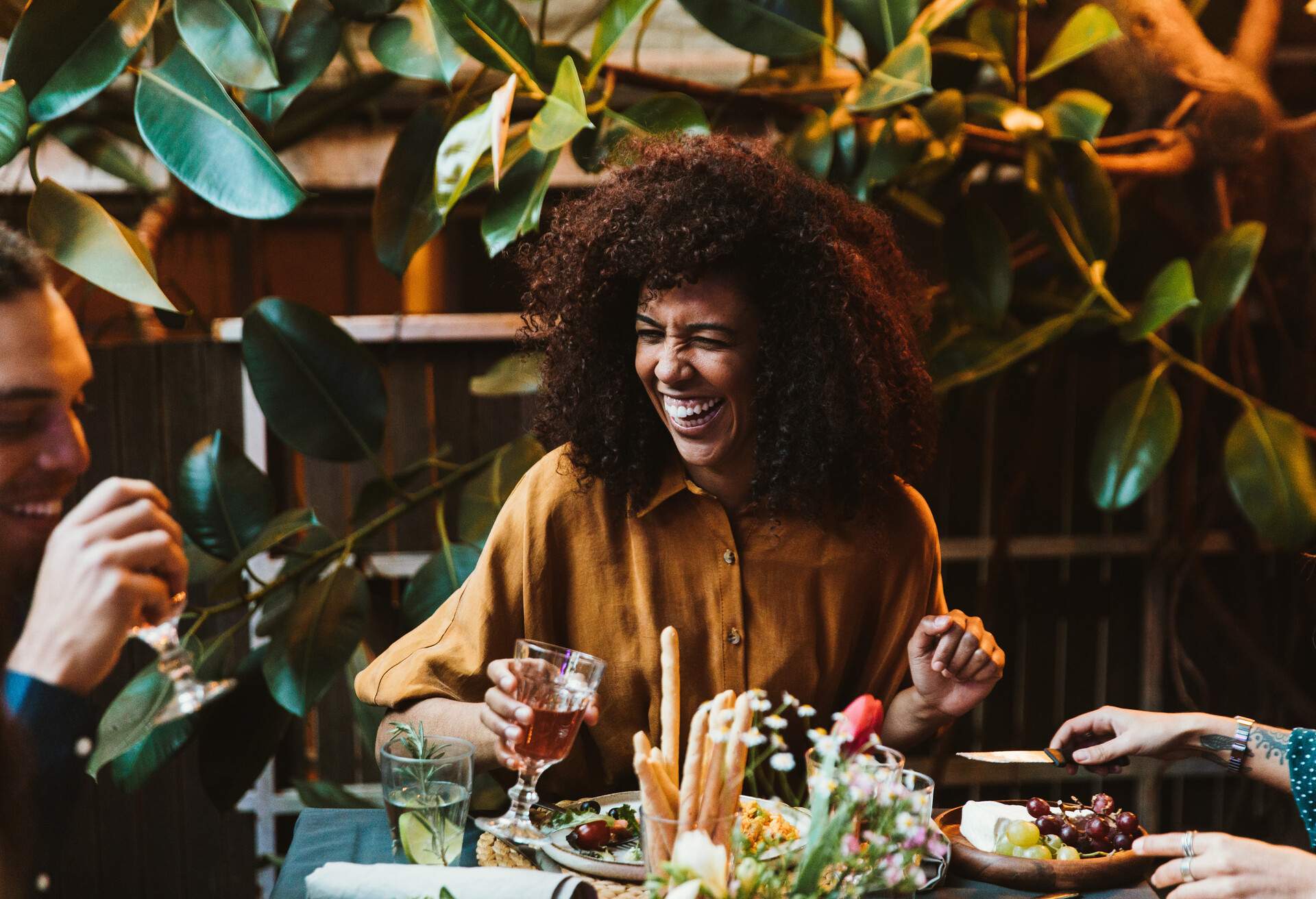 _restaurant_people_friends_woman_laughing