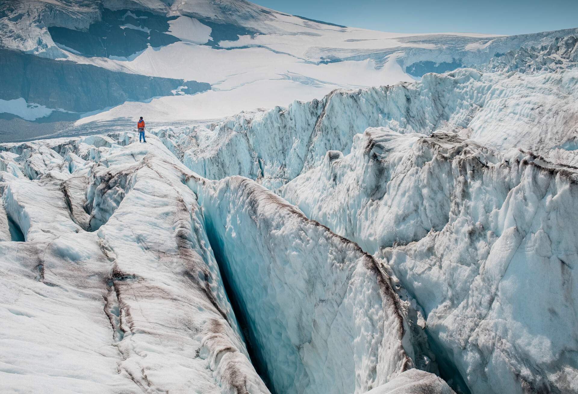 DEST_CANADA_JASPER-NATIONAL-PARK_ATHABASCA_GLACIER_GettyImages-1331009515