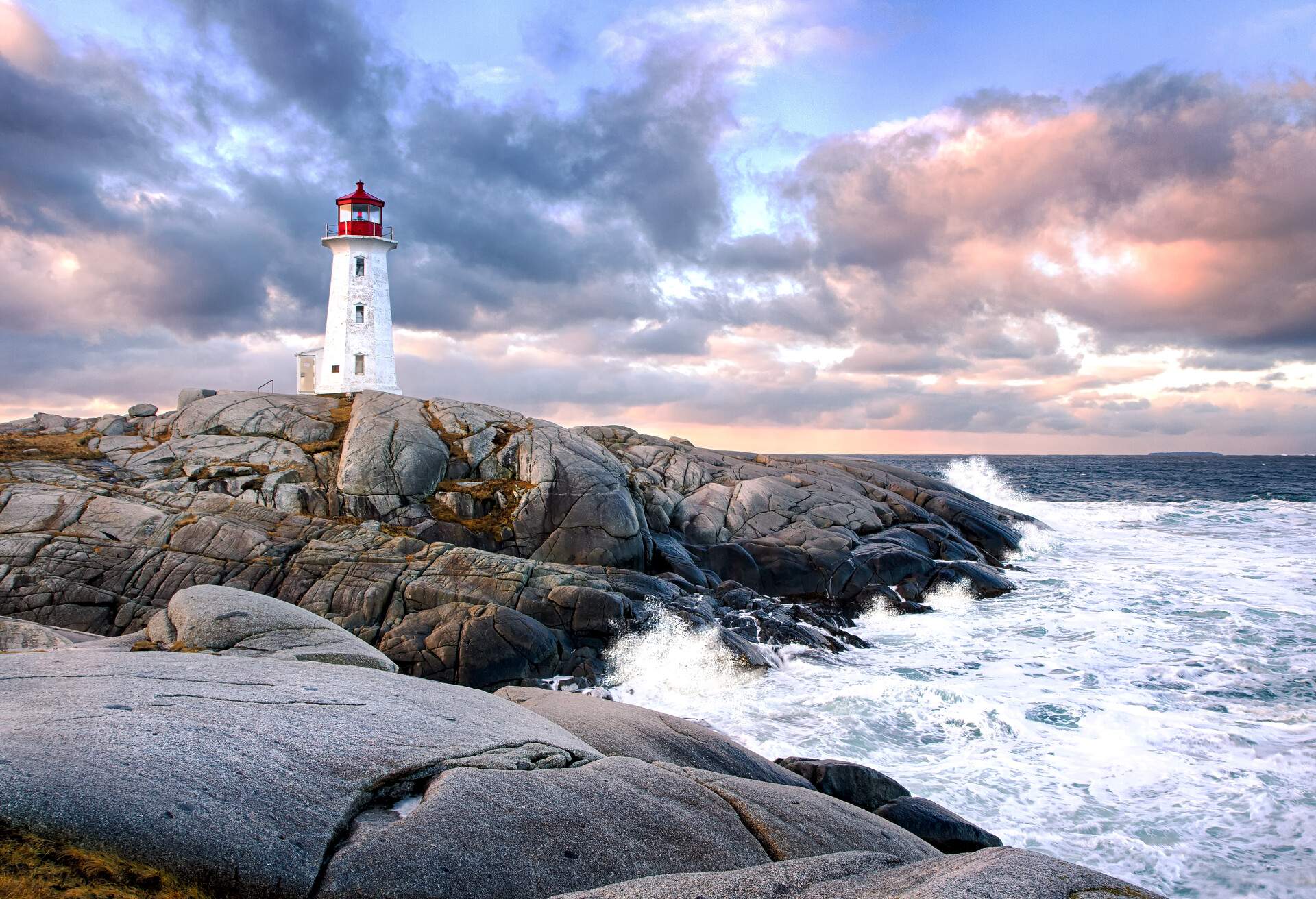 DEST_CANADA_NOVA SCOTIA_HALIFAX_PEGGYS COVE LIGHTHOUSE_GettyImages-642794938