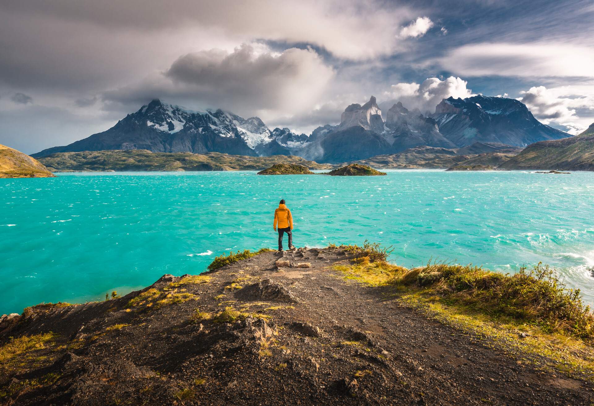 CHILE_MAGALLANES_TORRES-DEL-PAINE-NATIONAL-PARK_MAN_PERSON_LAKE_MOUNTAINS