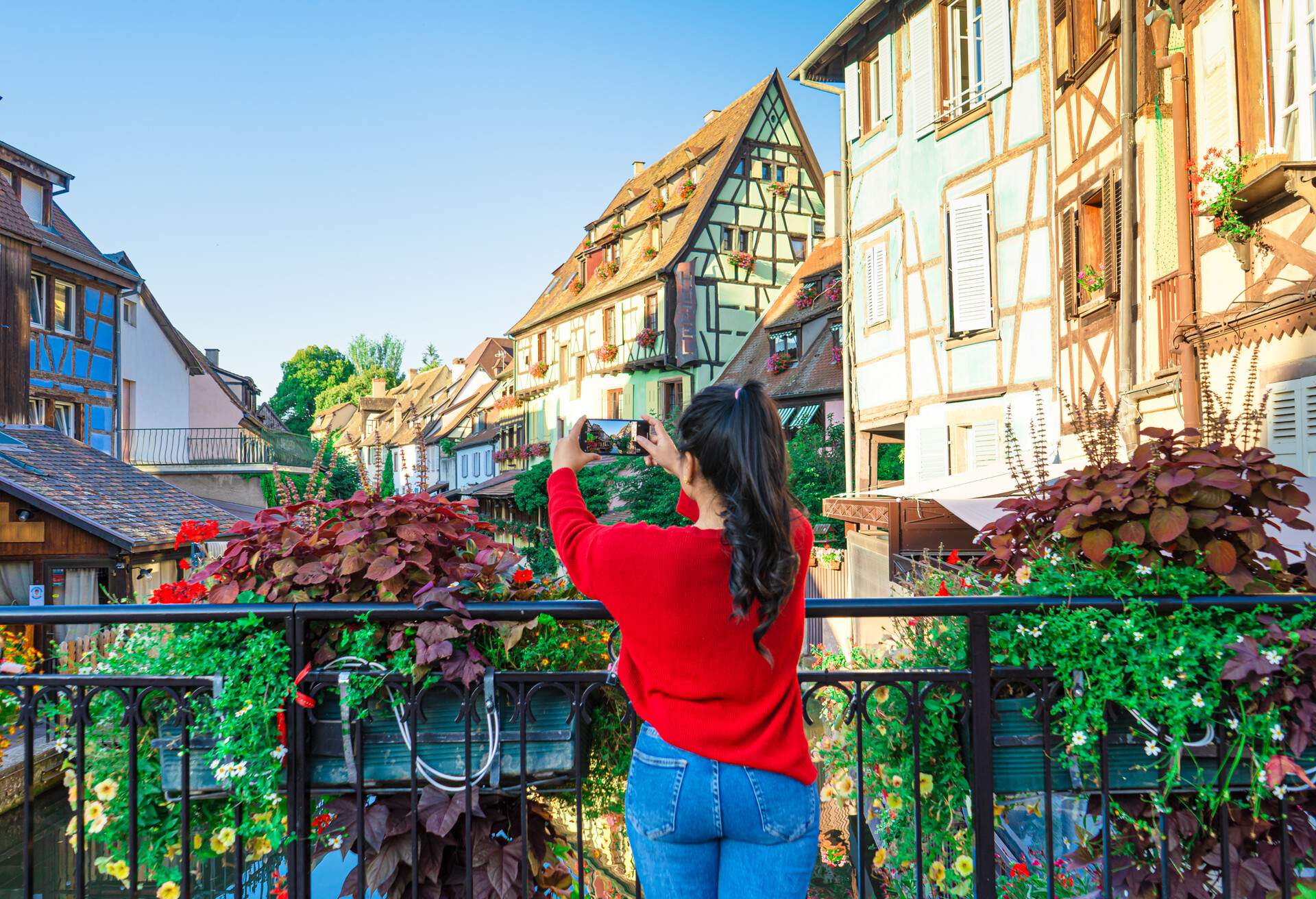 FRANCE_ALSACE_COLMAR_FEMALE_TOURIST