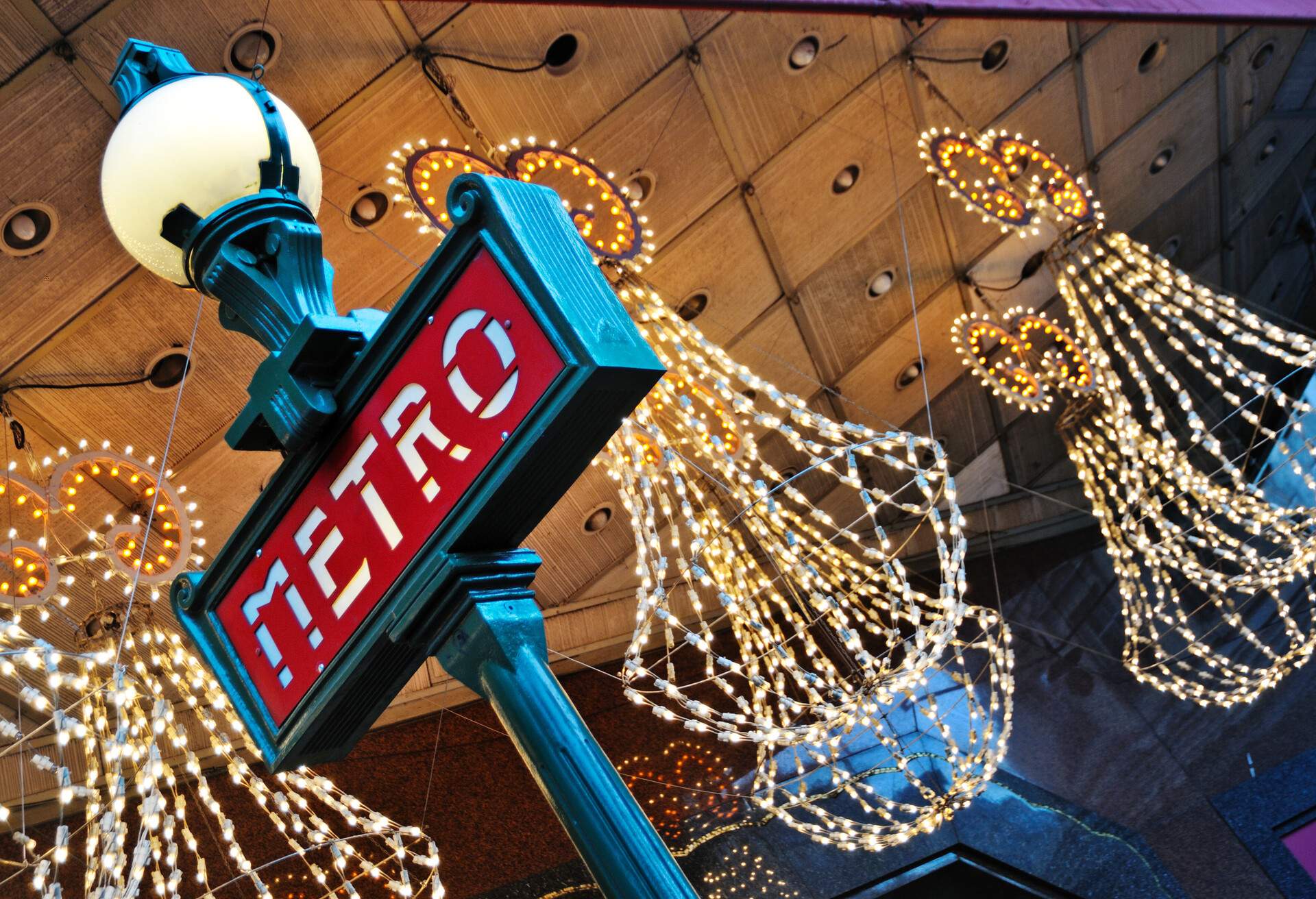 DEST_FRANCE_PARIS_METRO_SIGN_CHRISTMAS_GettyImages-181057526