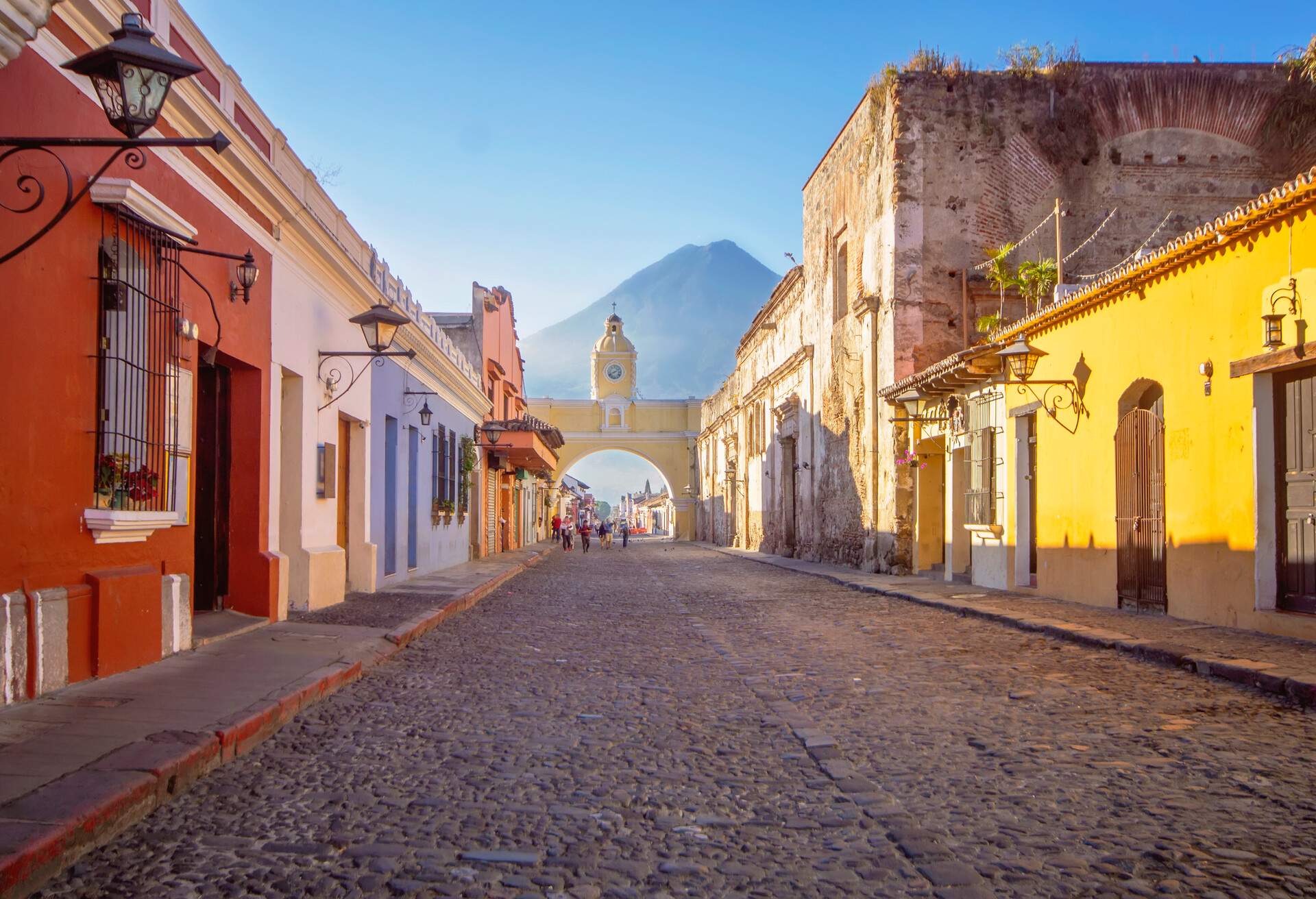 DEST_GUATEMALA_ANTIGUA_SANTA-CATALINA-ARCH_GettyImages-1127009250