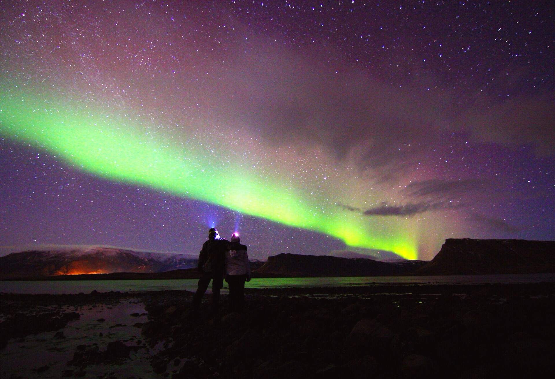 ICELAND_NORTHERN_LIGHT_AURORA_BOREALIS_PEOPLE_COUPLE