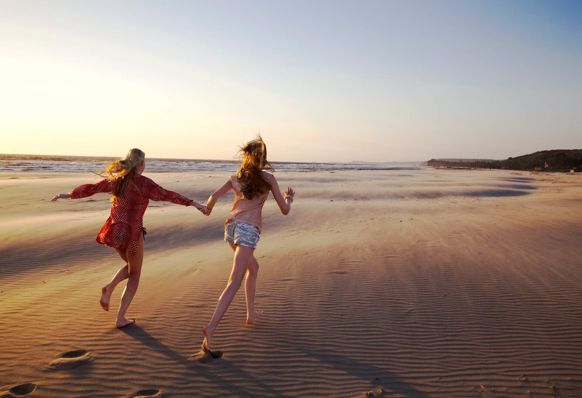 INDIA_BEACH_THEME_PEOPLE_WOMAN_GIRL_RUNNING_BEACH