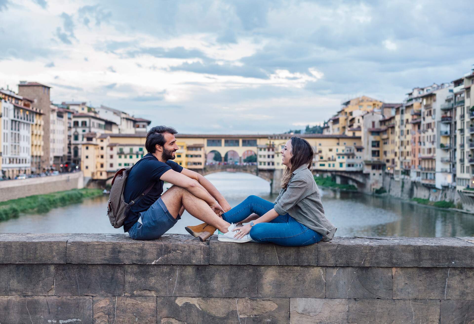 ITALY_FLORENCE_Couple-at-sunset-in-front-of-Ponte-Vecchio