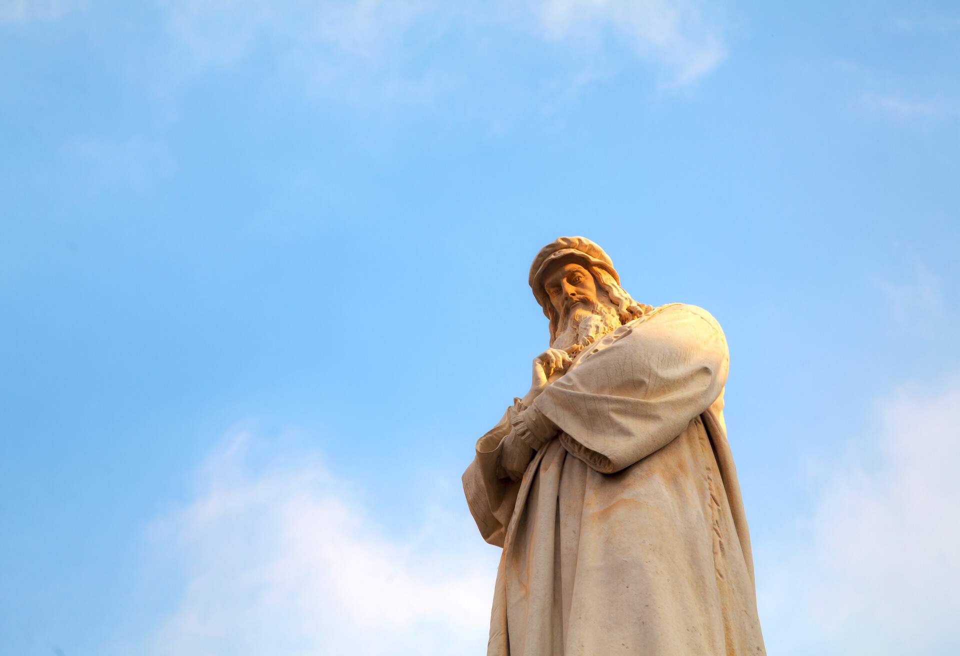 ITALY_MILAN_PIAZZA-DELLA-SCALA_STATUE_LEONARDO-DA-VINCI