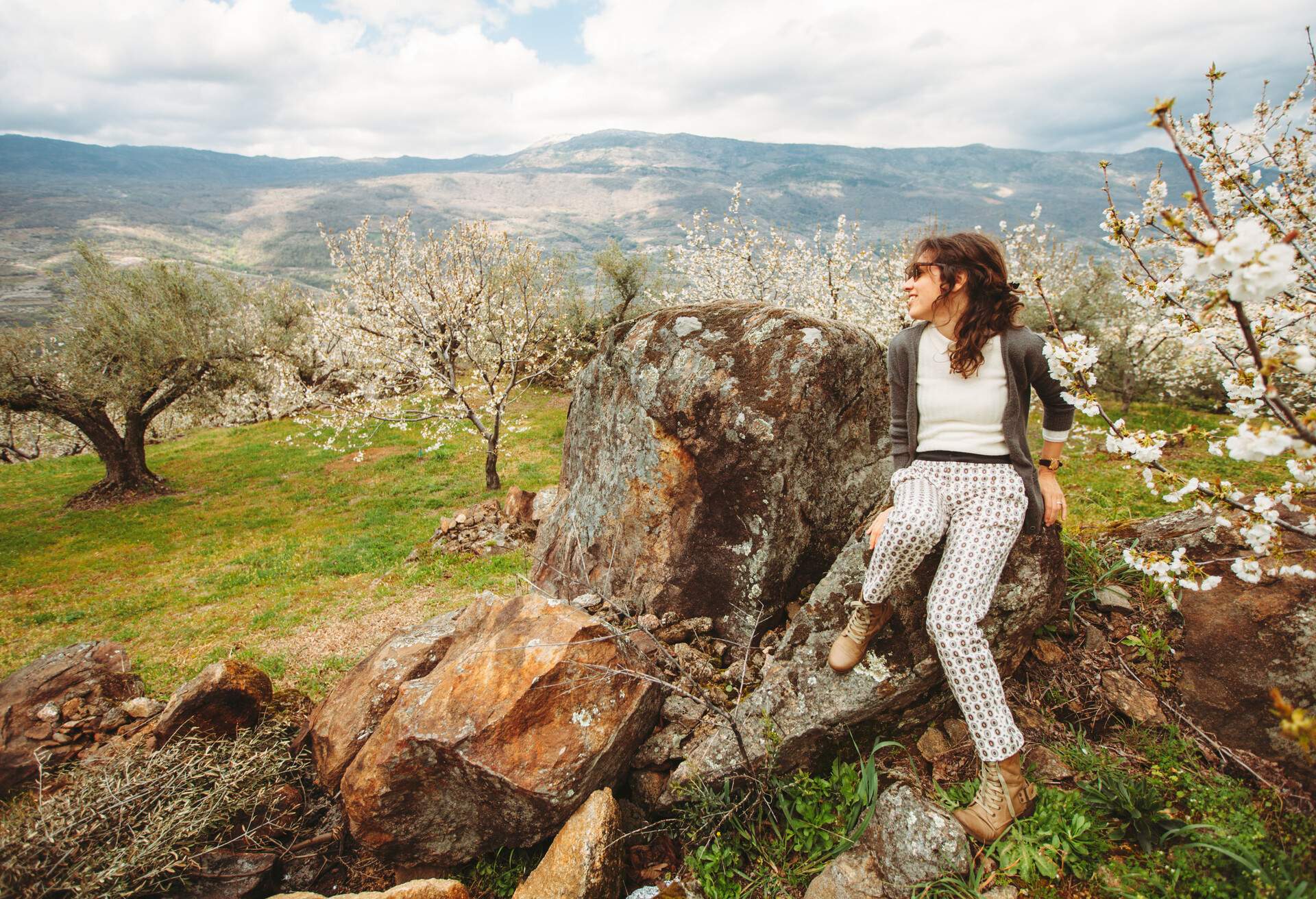 DEST_SPAIN_JERTE_CHERRY-BLOSSOMS_GettyImages-693784330