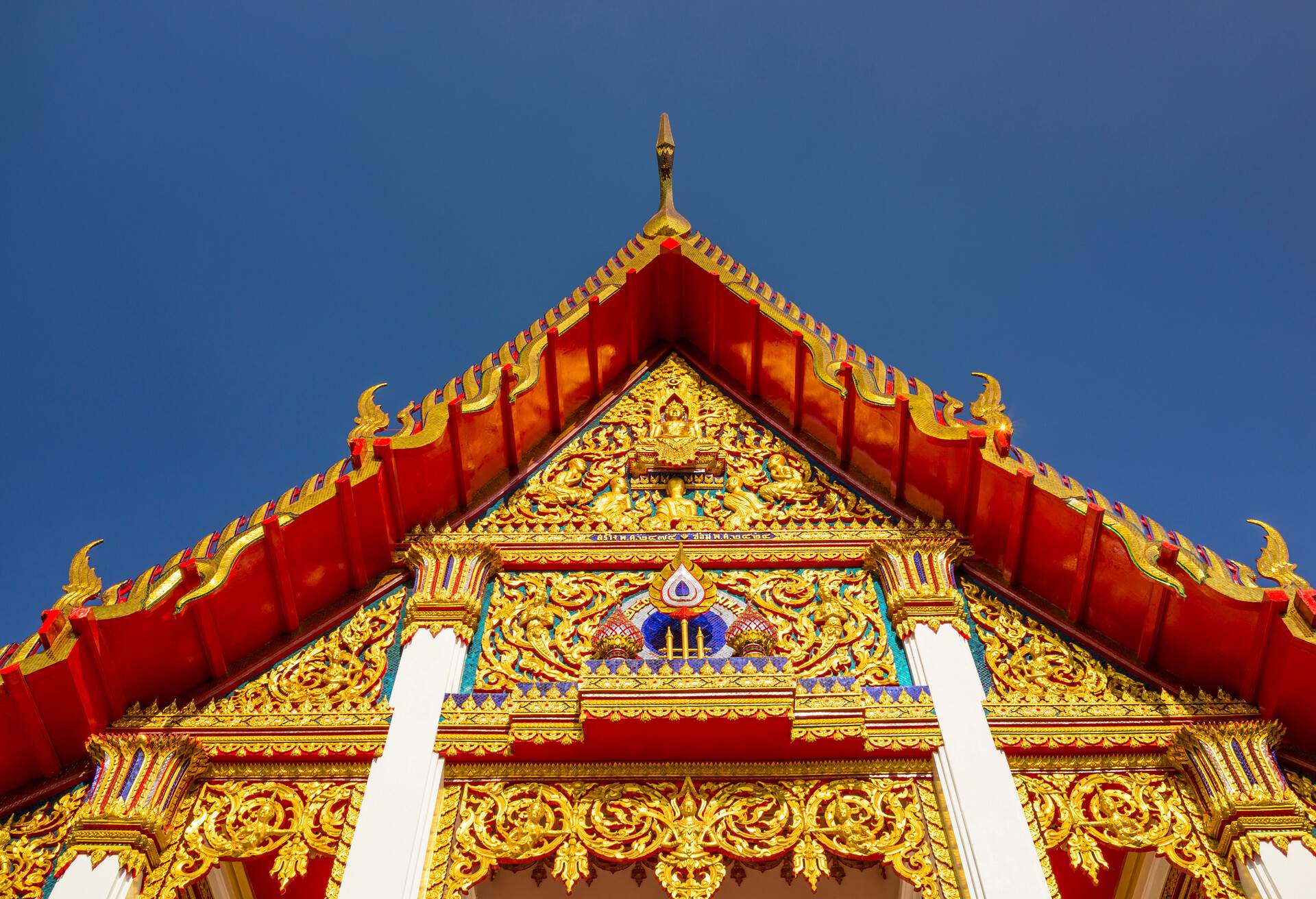 Wat Chalong Buddhist Temple is the most important of the 29 Buddhist temples of Phuket. Wat Chalong or formally known as Wat Chaiyathararam is located in the Chalong Subdistrict, Mueang Phuket District. The temple is dedicated to two highly venerable monks, Luang Pho Chaem and Luang Pho Chuang, who led the citizens of Chalong Subdistrict fighting against the Chinese rebellion in 1876 and with their knowledge of herbal medicine helped the injured.