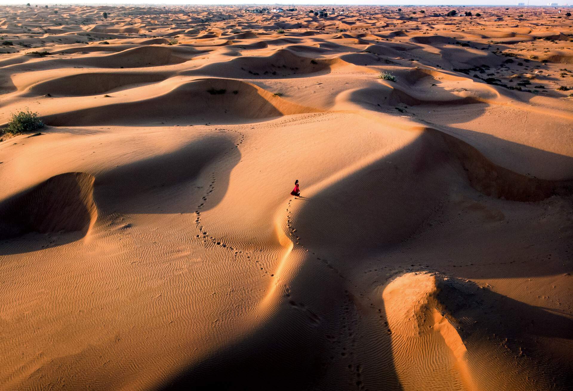 UAE_DUBAI_PEOPLE_WOMAN_DESERT