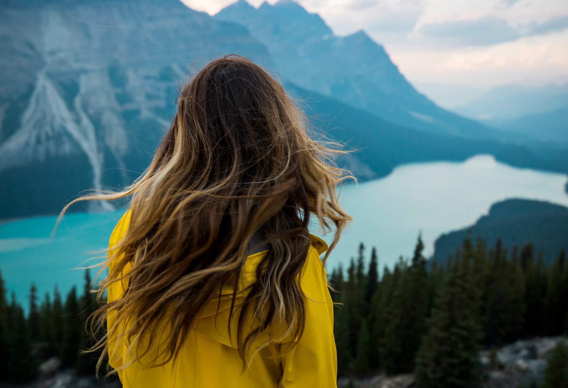 DEST_CANADA_PEYTO_LAKE_WOMAN_GettyImages-1293807561