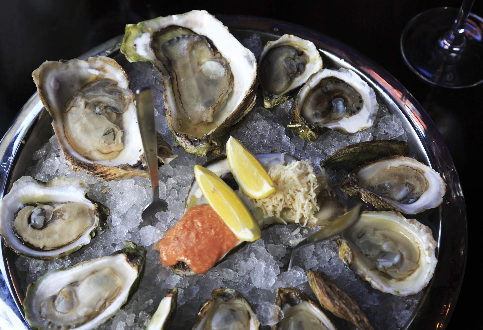 THEME_FOOD_CANADA_PRINCE_EDWARD_ISLAND_CHARLOTTETOWN_OYSTER_BAR_OYSTERS_GettyImages-538737707