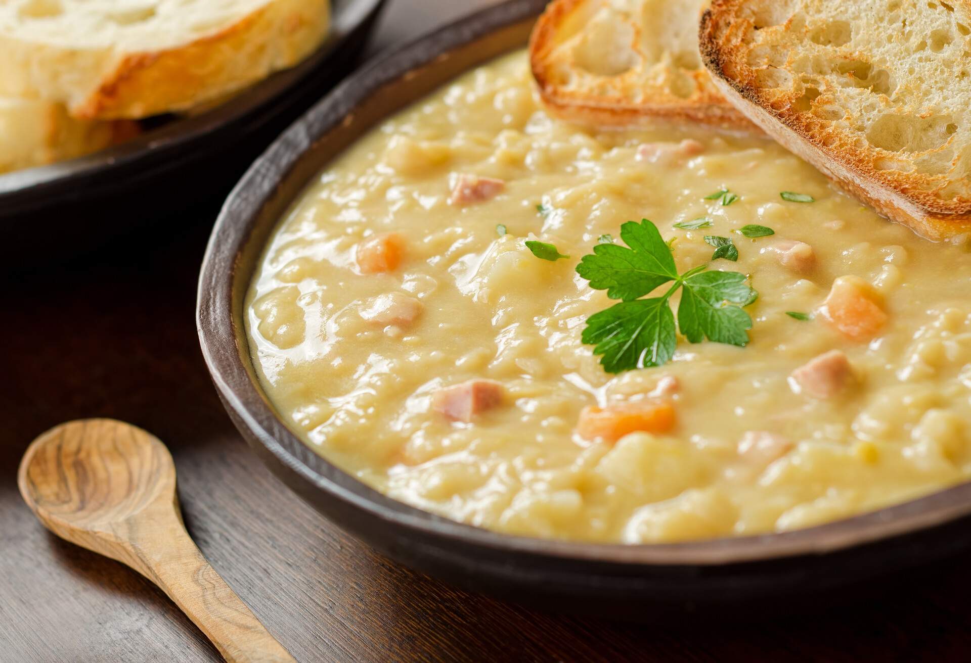 THEME_FOOD_CANADIAN_PEA_SOUP_GettyImages-179294101