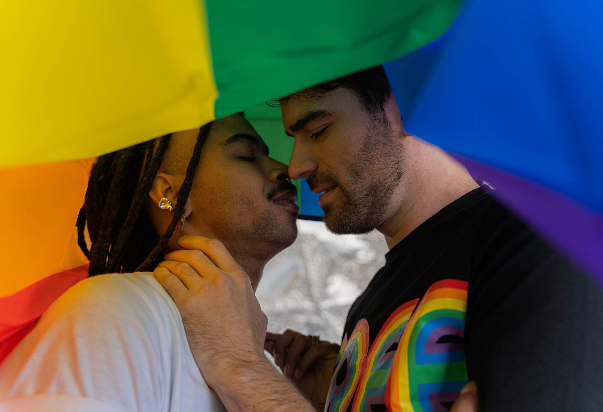 THEME_GAY_PRIDE_LGBTQ_COUPLE