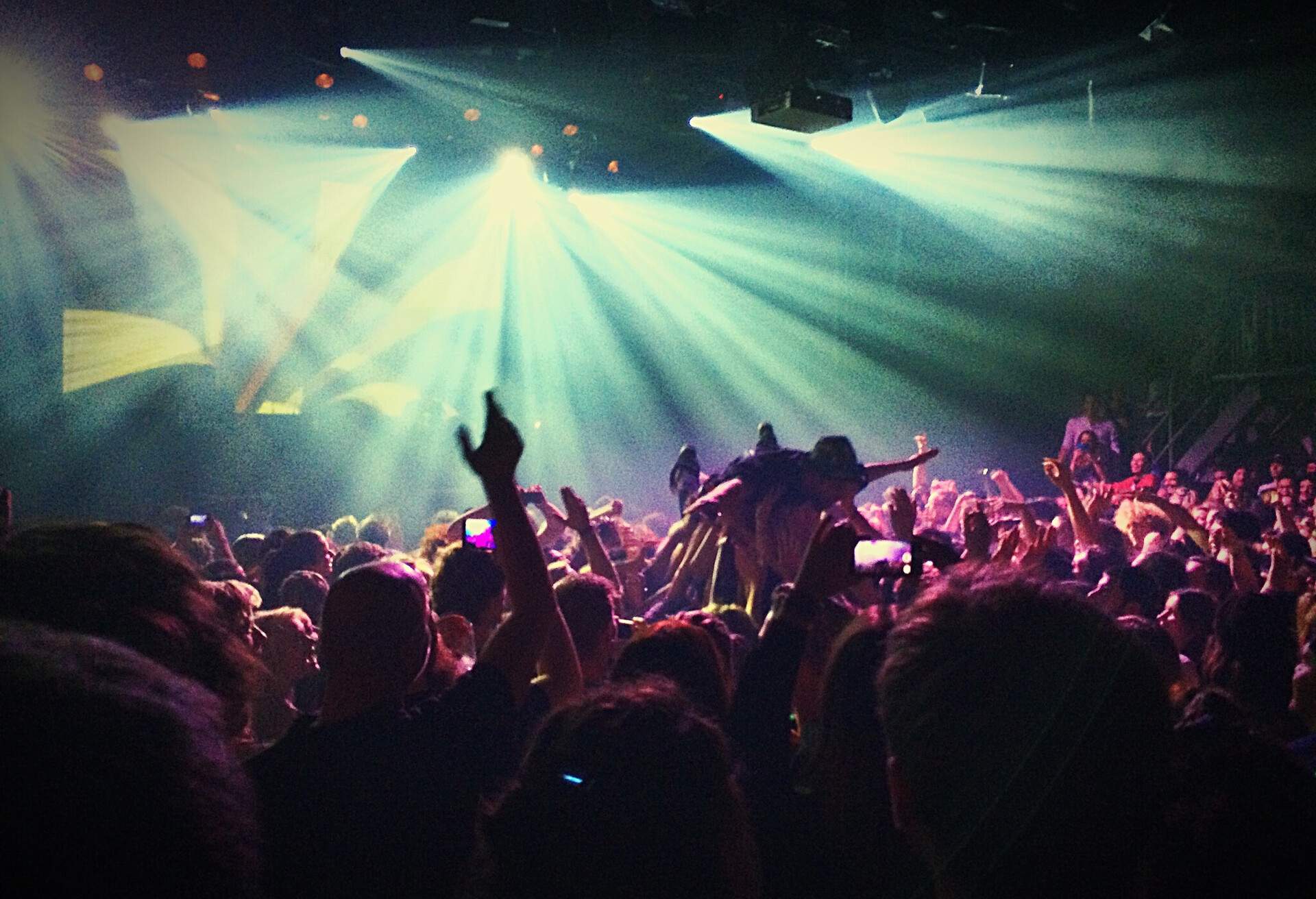 THEME_NIGHTLIFE_CLUB_PEOPLE_CROWD-SURFING_GettyImages-545802413