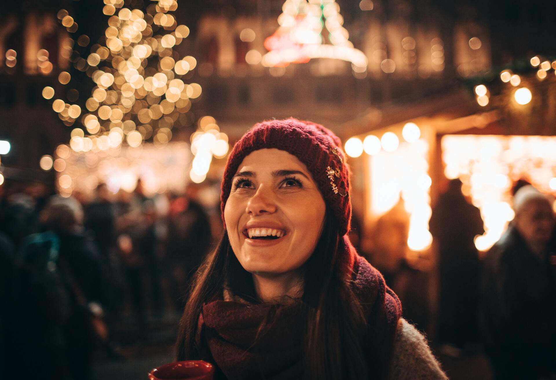 THEME_PEOPLE_WOMAN_CHRISTMAS_MARKET_MULLED_WINE_GettyImages-1049226960