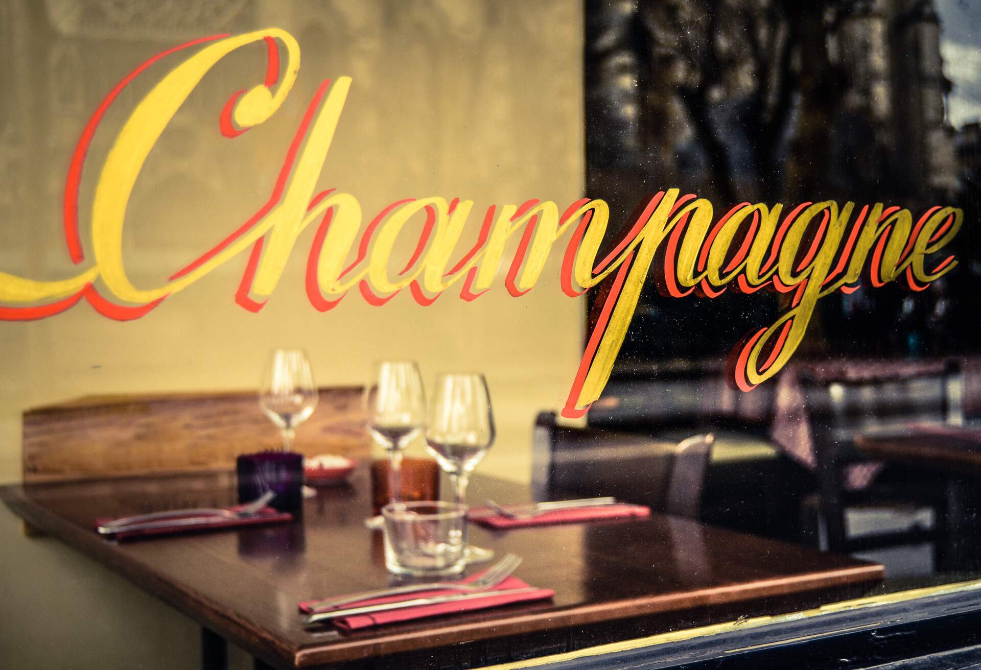 THEME_RESTAURANT_CHAMPAGNE_GettyImages-492990442