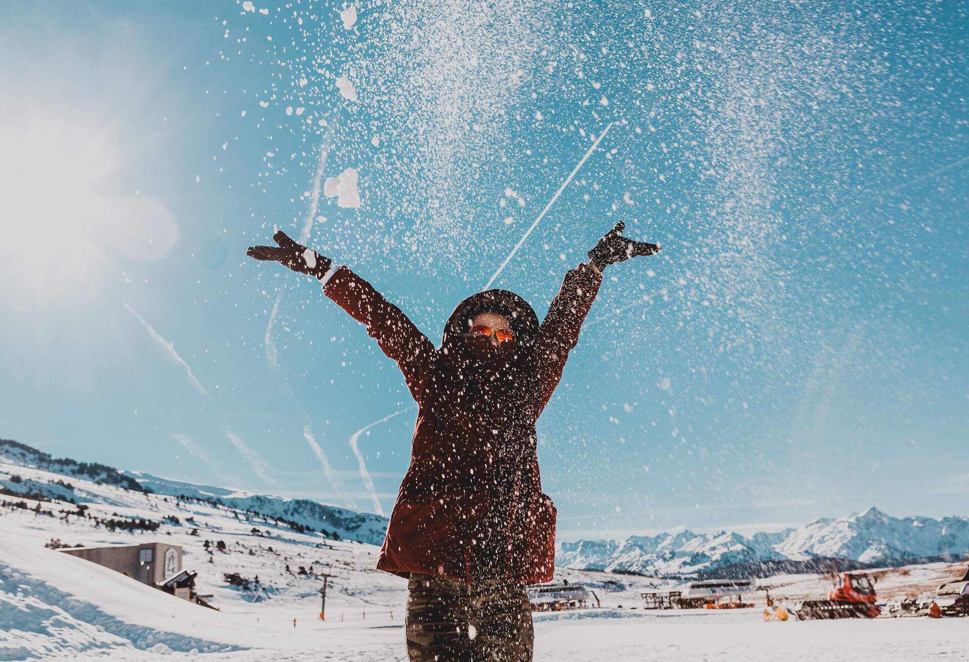 WINTER_WOMAN_PLAYING_WITH_SNOW_SPAIN_SIERRA_NEVADA