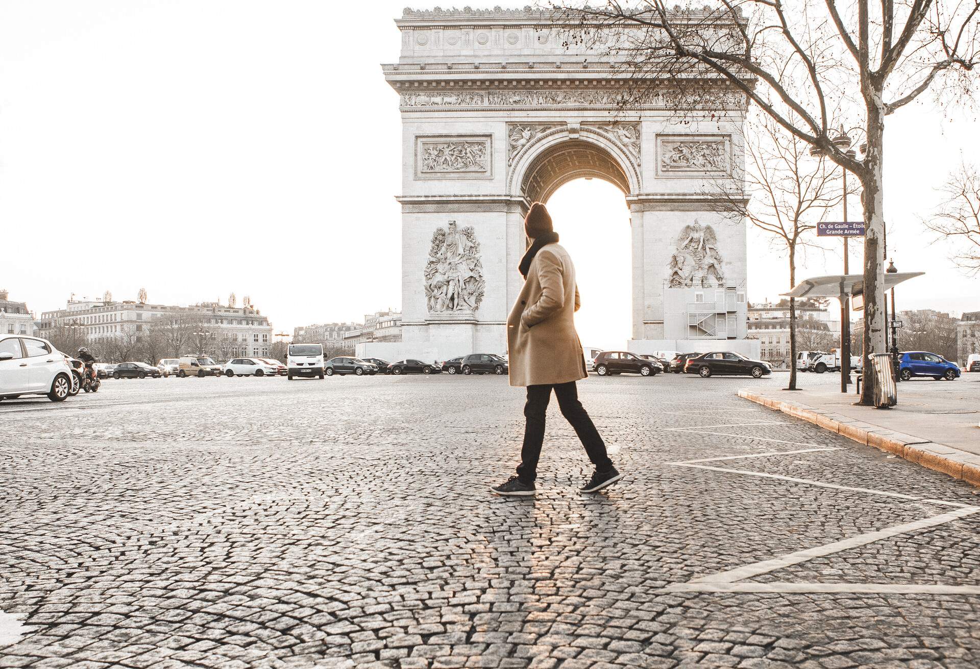 france_paris_arc_de_triomphe_people_man