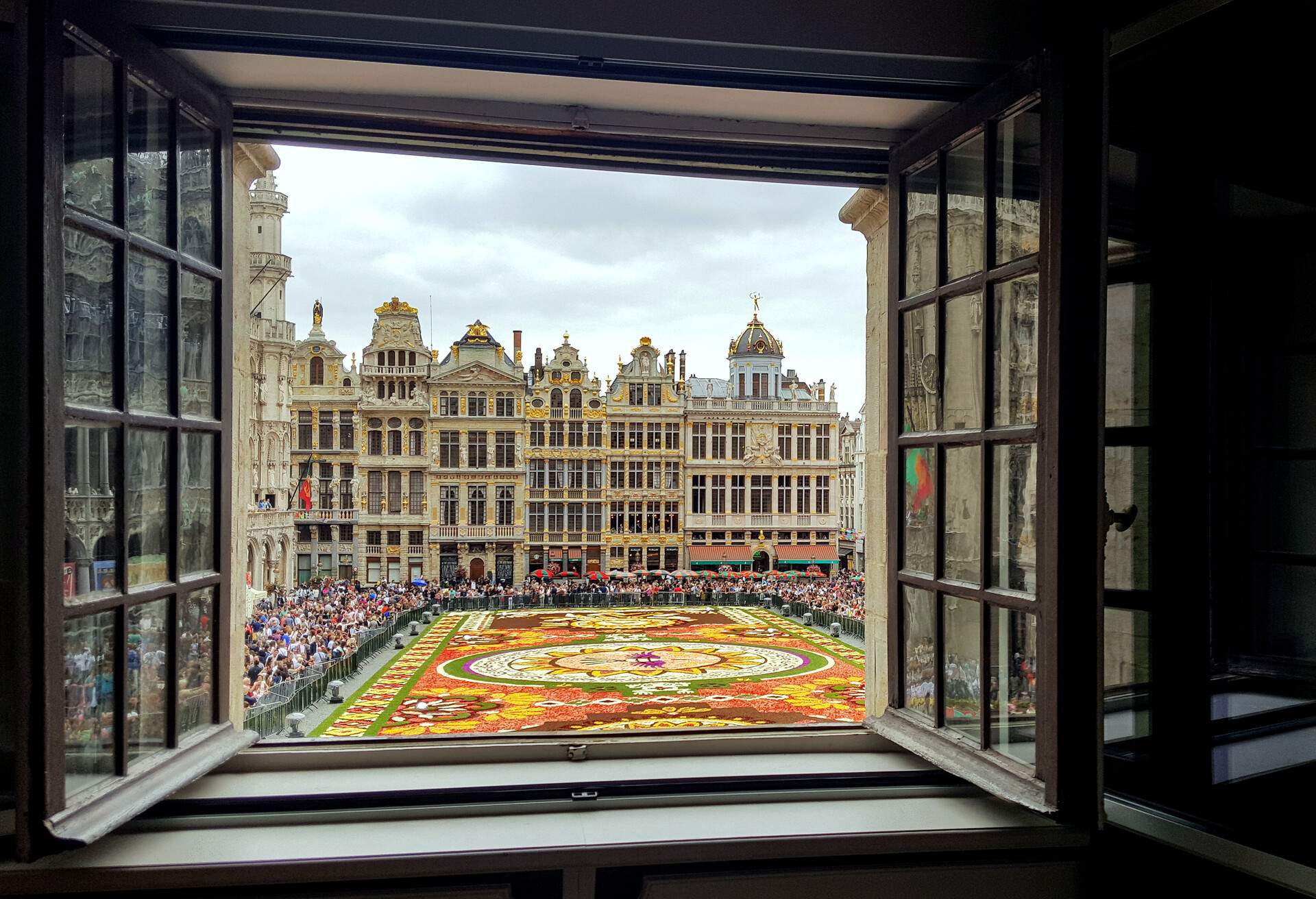 DEST_BELGIUM_BRUSSELS_GRAND PLACE_THEME_FLOWER CARPET EVENT_GettyImages-1022168496