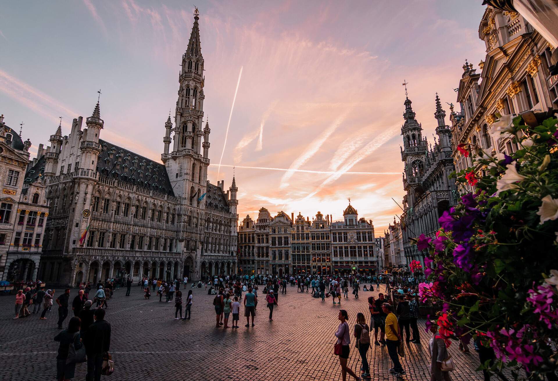 DEST_BELGIUM_BRUSSELS_GRAND_PLACE_PEOPLE_GettyImages-1137269720