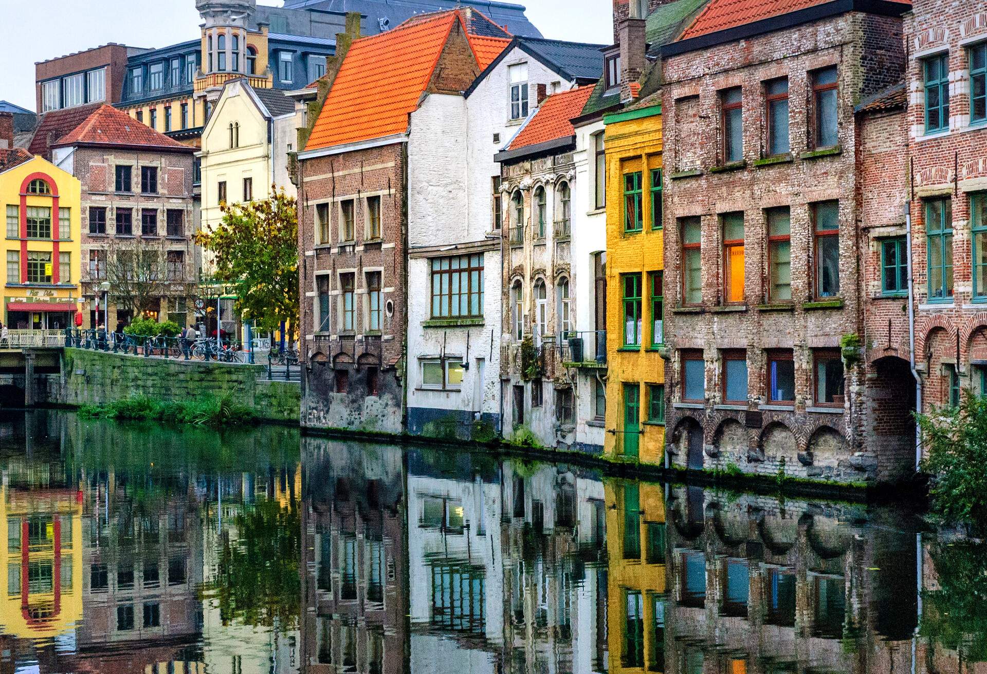 Life in Ghent impresses. There are guild houses surrounded by canals traversed by trams, cyclists and pedestrians in a historical center that is one of the largest in Europe ... the beauty of the picturesque stepped houses that shape the historic center, with sculpted facades and brimming with history, result in a unique scenography.