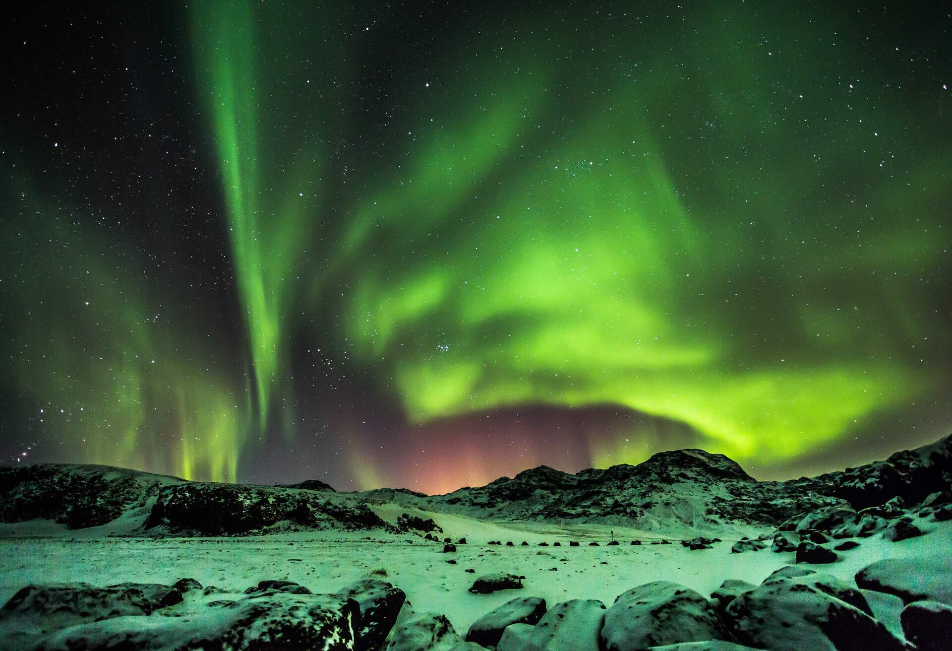 DEST_ICELAND_LAKE-KLEIFARVATN_THEME_NATURE_AURORA-BOREALIS_GettyImages-994999814