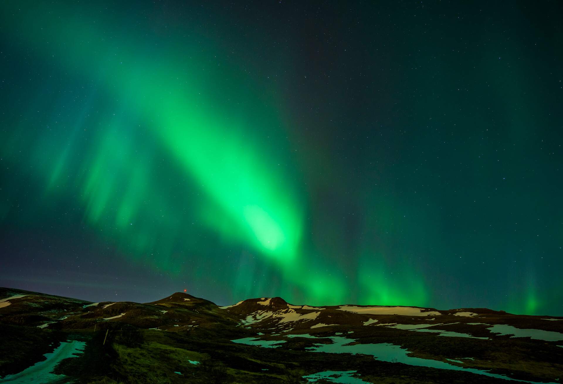 DEST_ICELAND_MOUNT_Ulfarsfell_NORTHERN-LIGHTS_GettyImages-520899016
