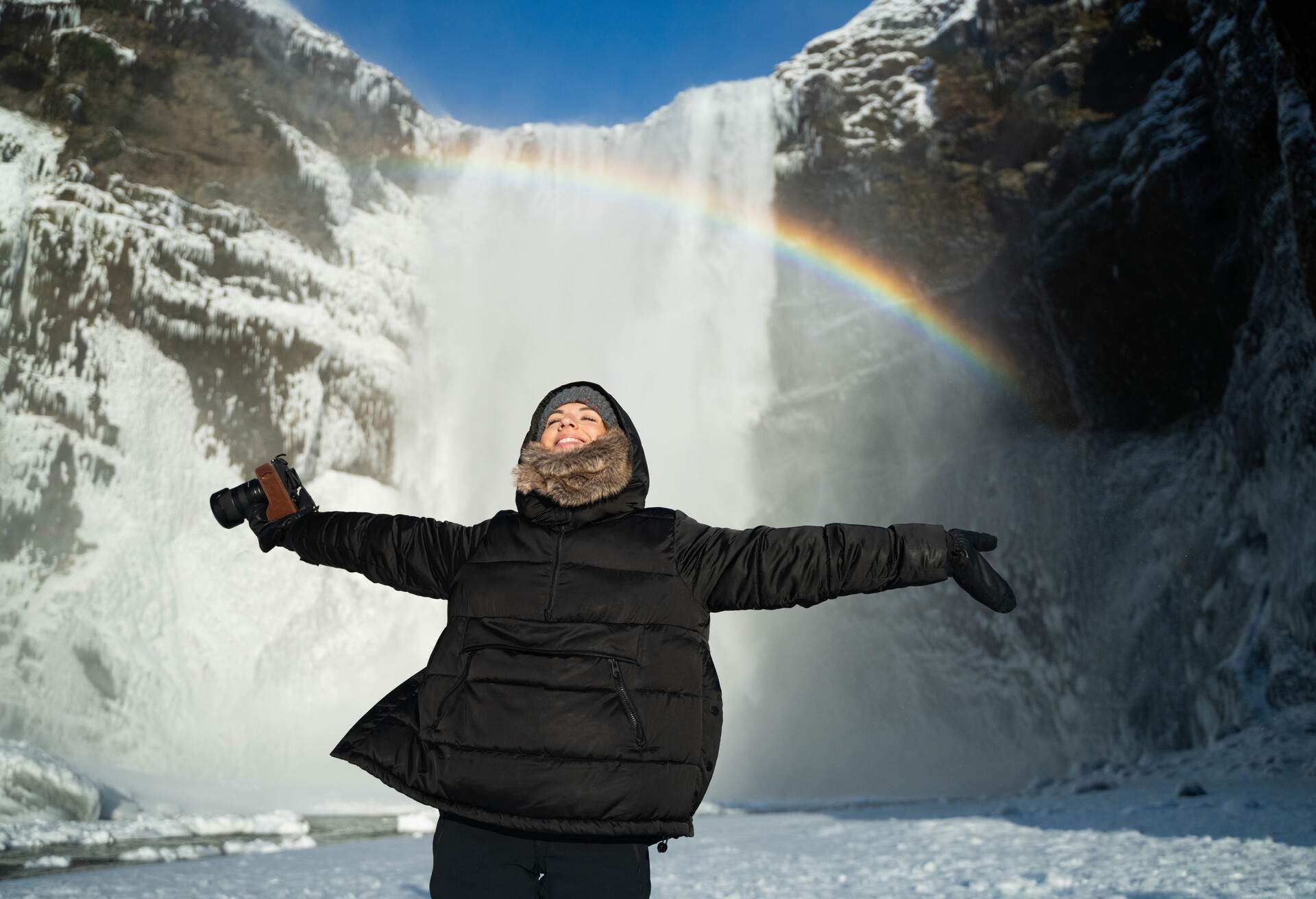 ICELAND_VIK_WATERFALL_WOMAN_SMILING