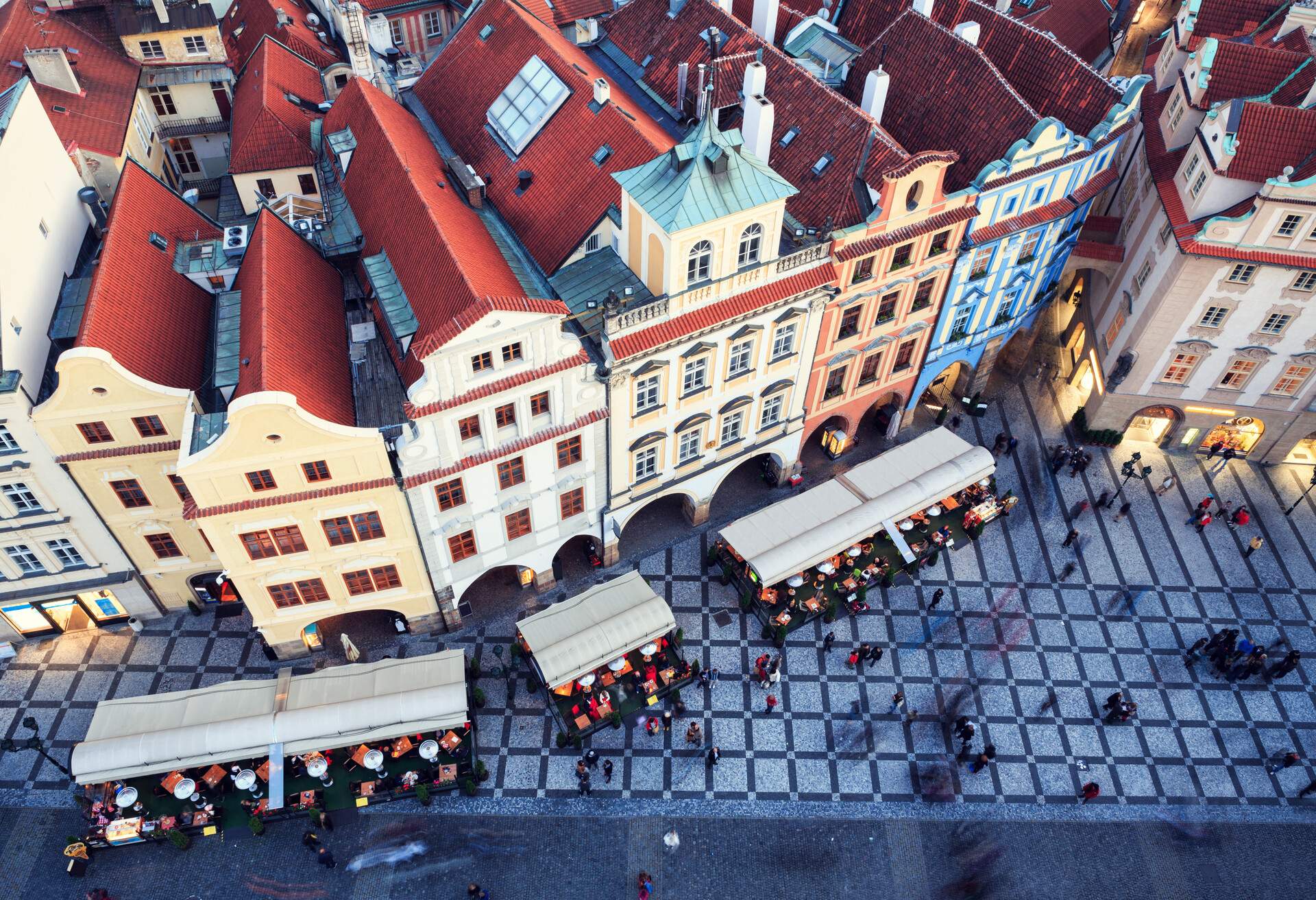 DEST_CZECH_REPUBLIC_PRAGUE_RESTAURANT_GettyImages-174987485