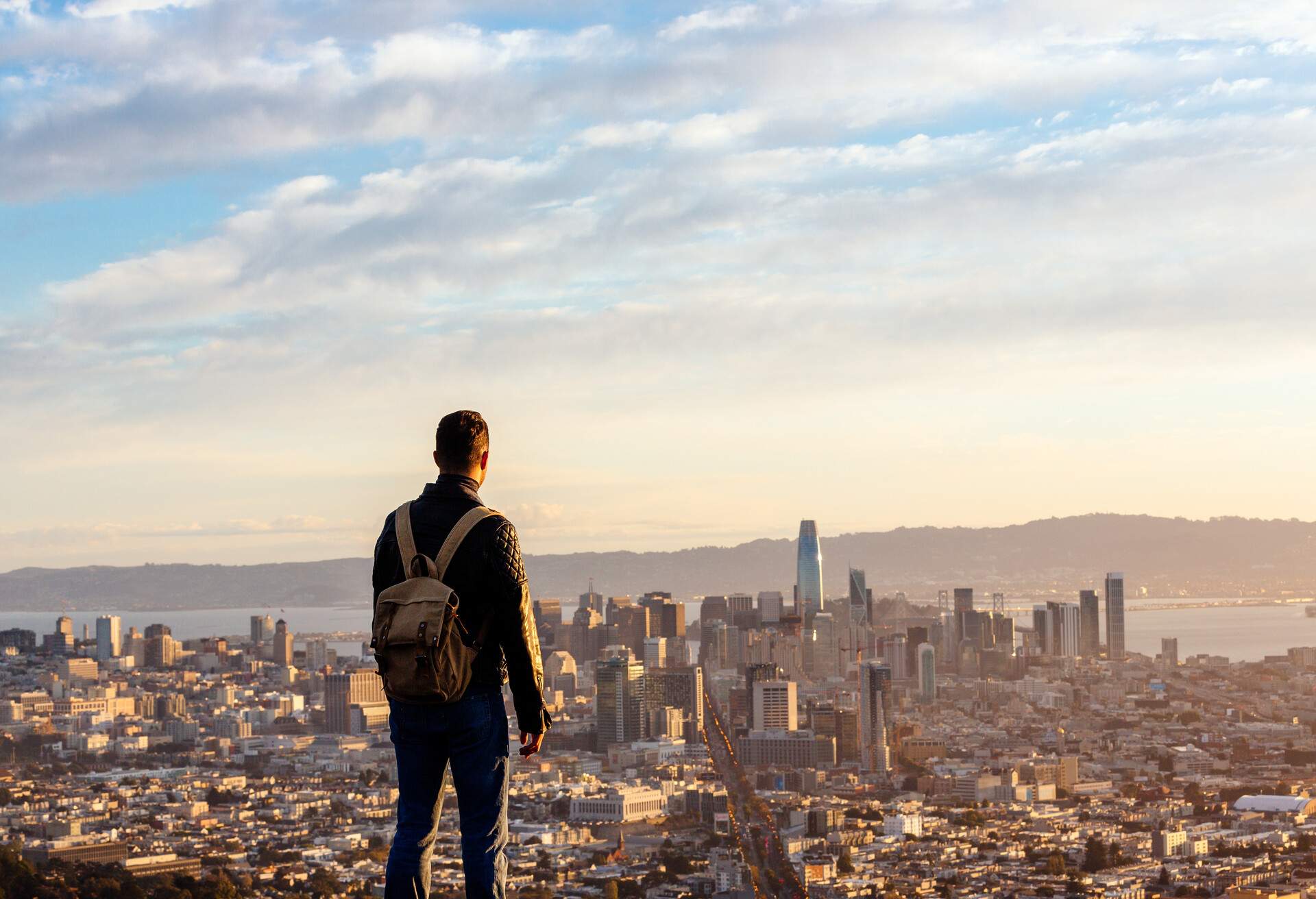 USA_CALIFORNIA_SAN-FRANCISCO_MAN_SKYLINE