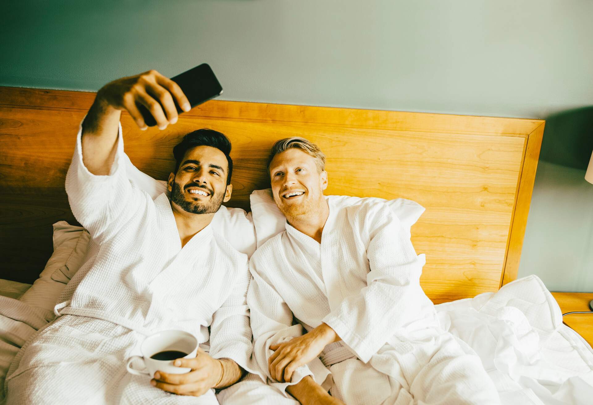 PEOPLE_COUPLE_GAY_HOTEL