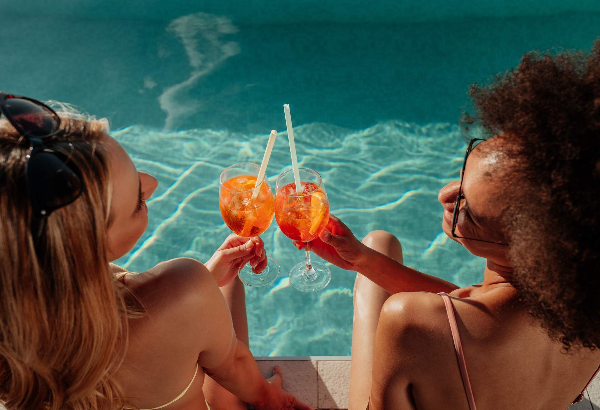 WOMAN_POOL_PARTY_DRINKS