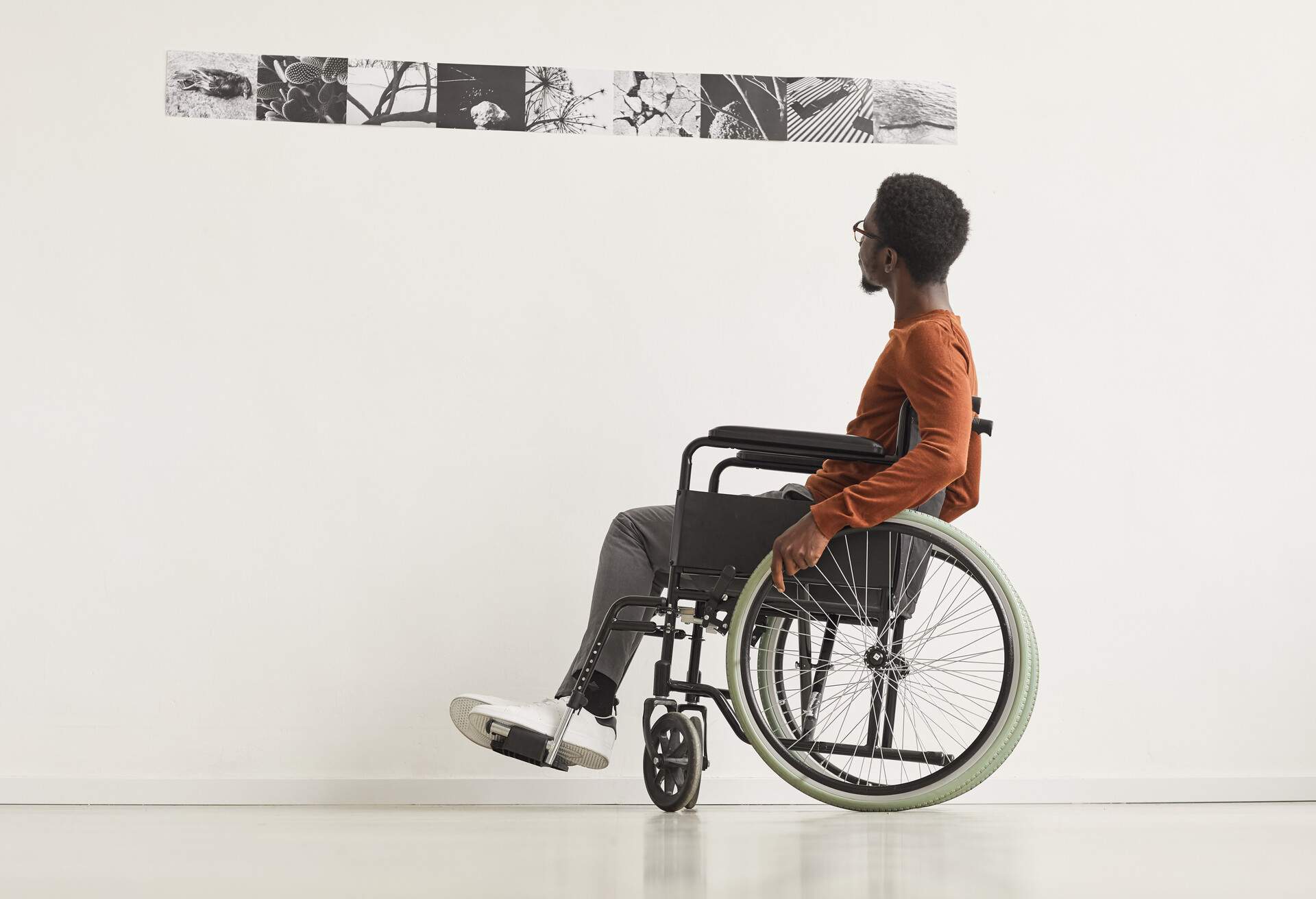 theme_person_disabled_traveller_exhibition_museum_gettyimages-1280209738_universal_within-usage-period_88020
