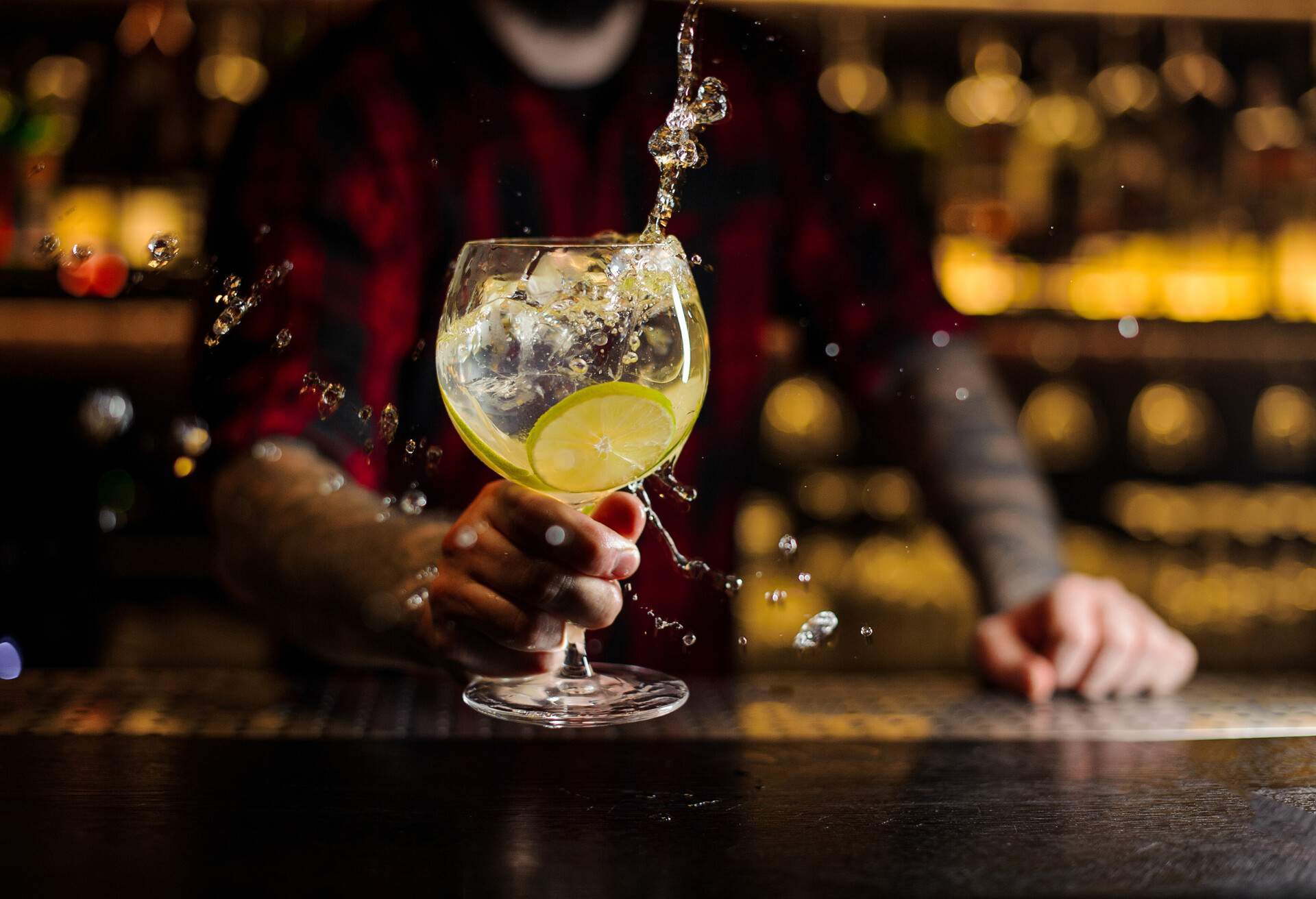 DRINK_COCKTAIL_GIN_TONIC_BAR_BARTENDER_PERSON_HANDS