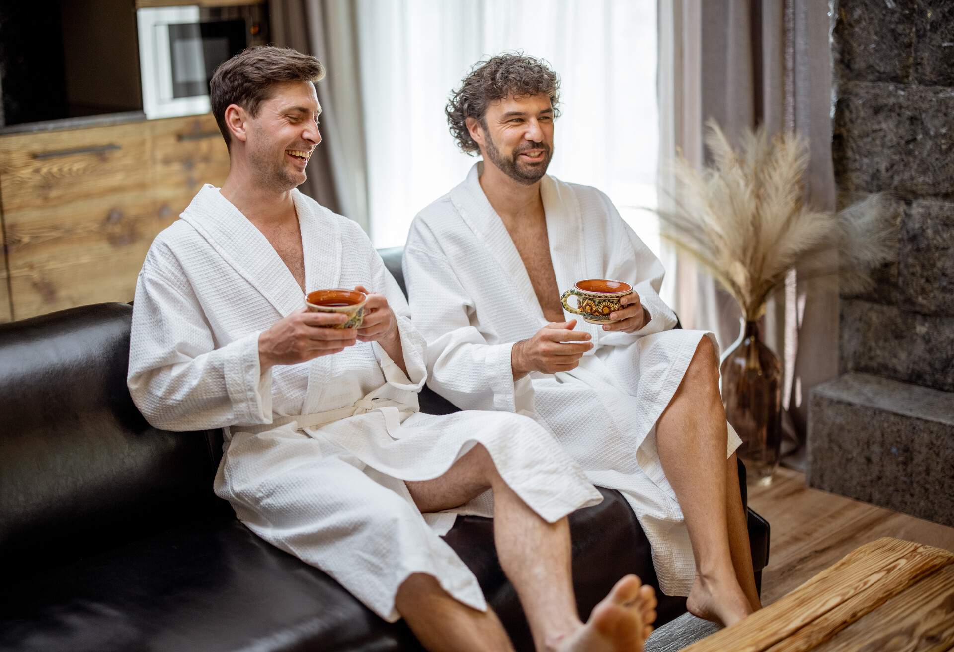 THEME_PEOPLE_FRIENDS_SAUNA_GettyImages-1318689912