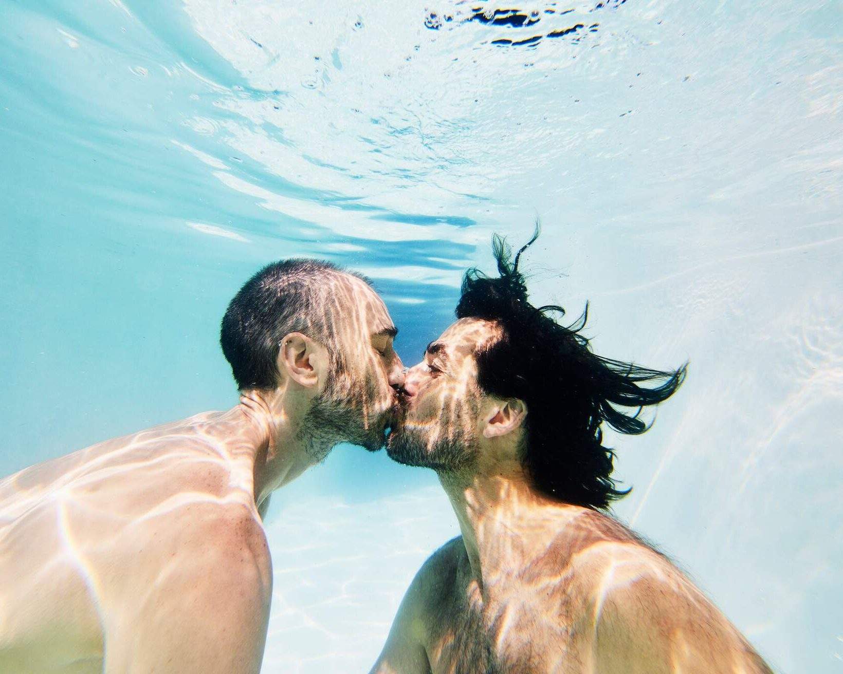 PEOPLE_MEN_GAY_COUPLE_KISSING_SWIMMING_POOL