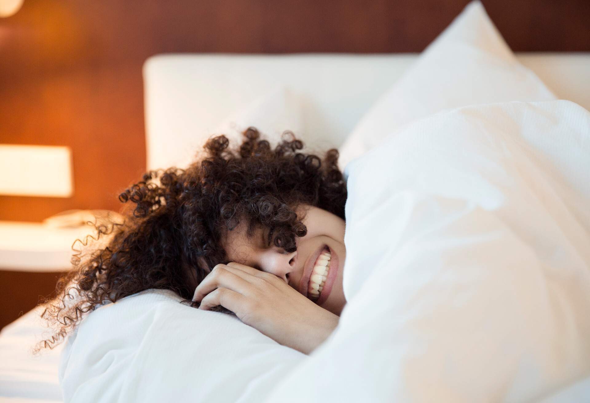 PEOPLE_WOMAN_SMILING_BED