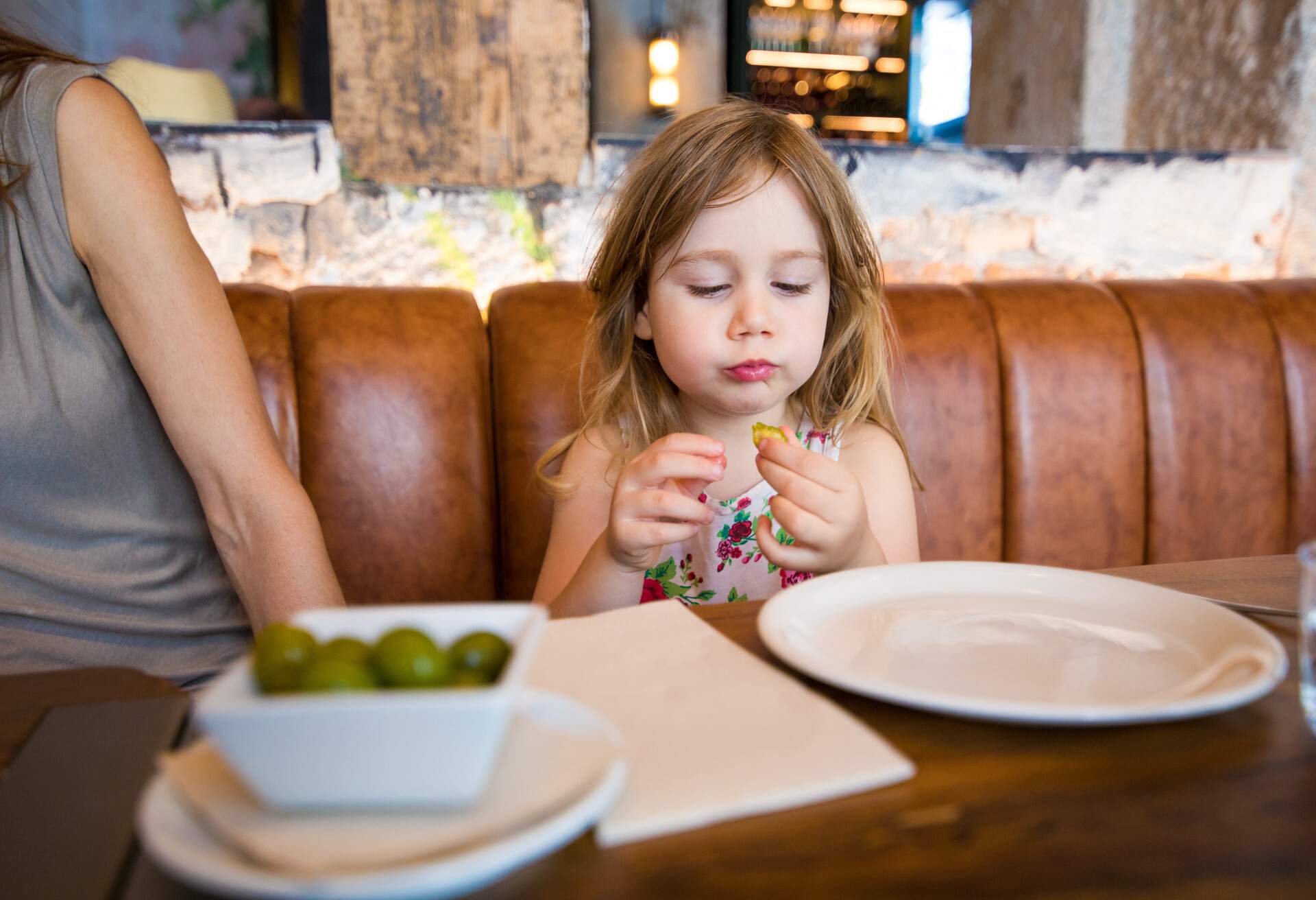 RESTAURANT_PEOPLE_WOMAN_MOTHER_GIRL_DAUGHTER_EATING_OLIVE