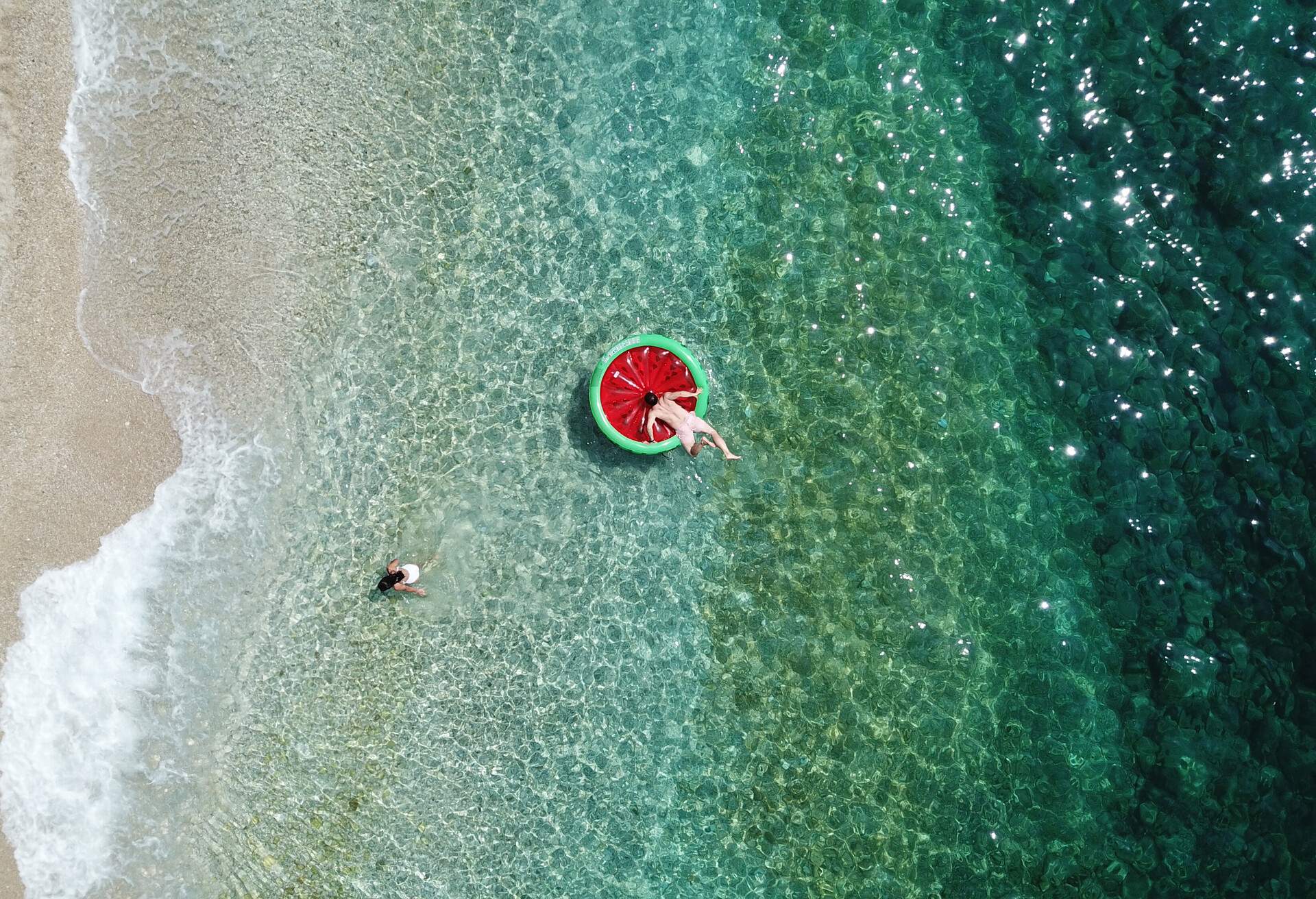 PEOPLE_DRONE_WATERMELON-FLOAT