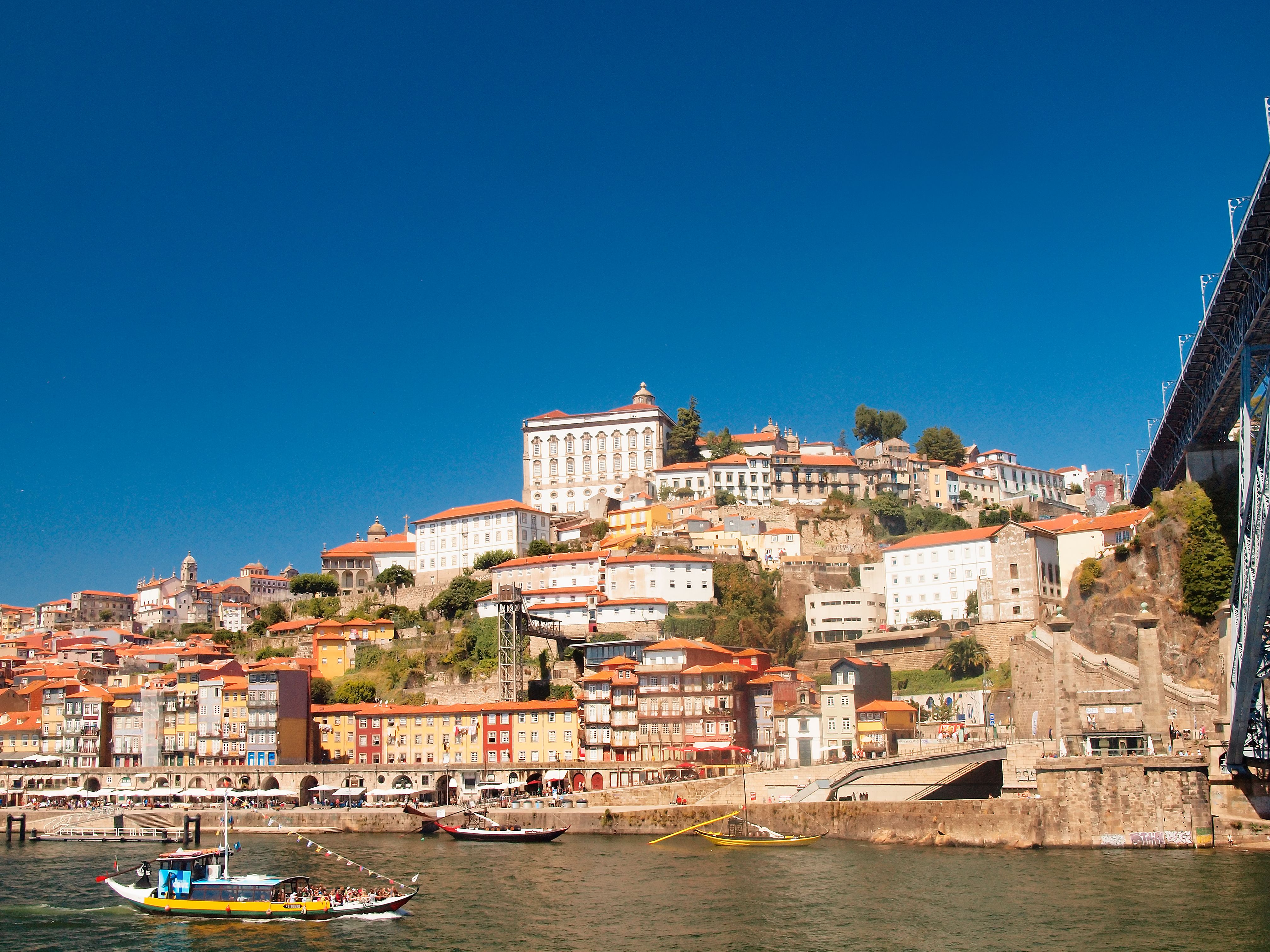 Encuentra vuelos baratos a Oporto