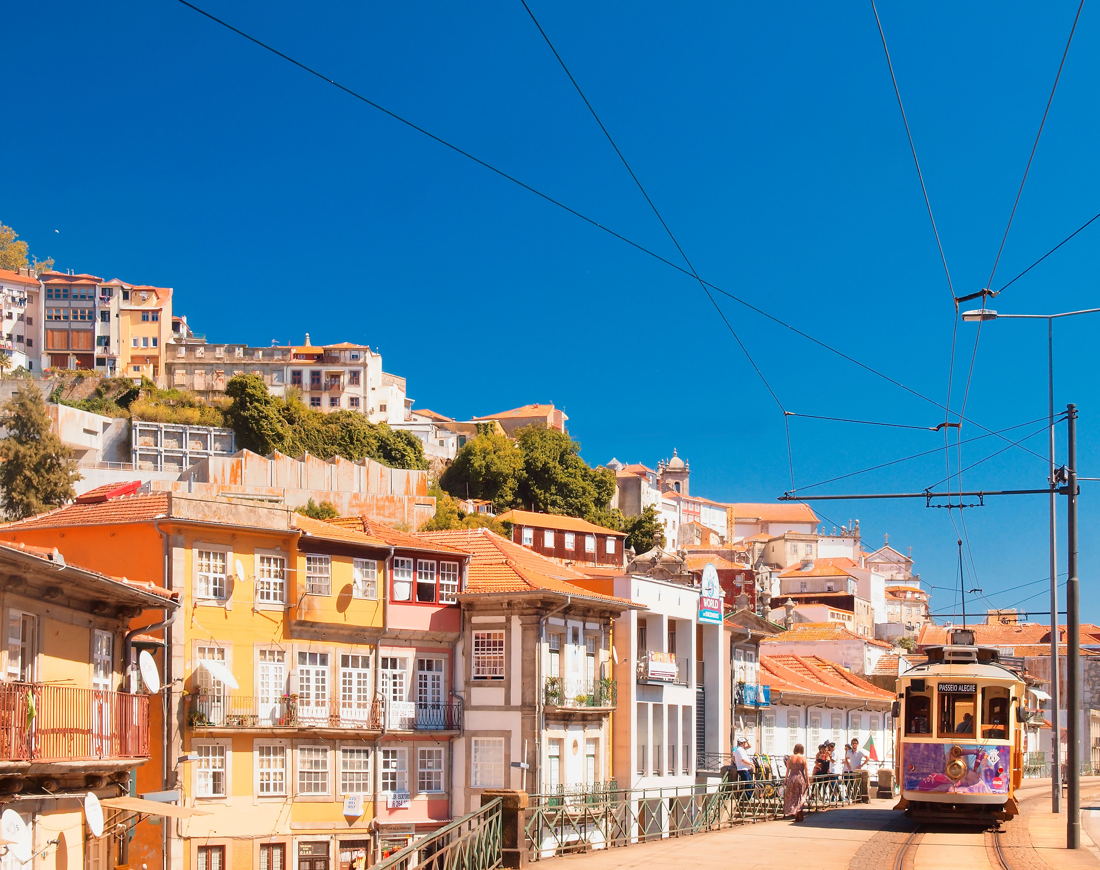 Encuentra vuelos baratos de Barcelona a Oporto