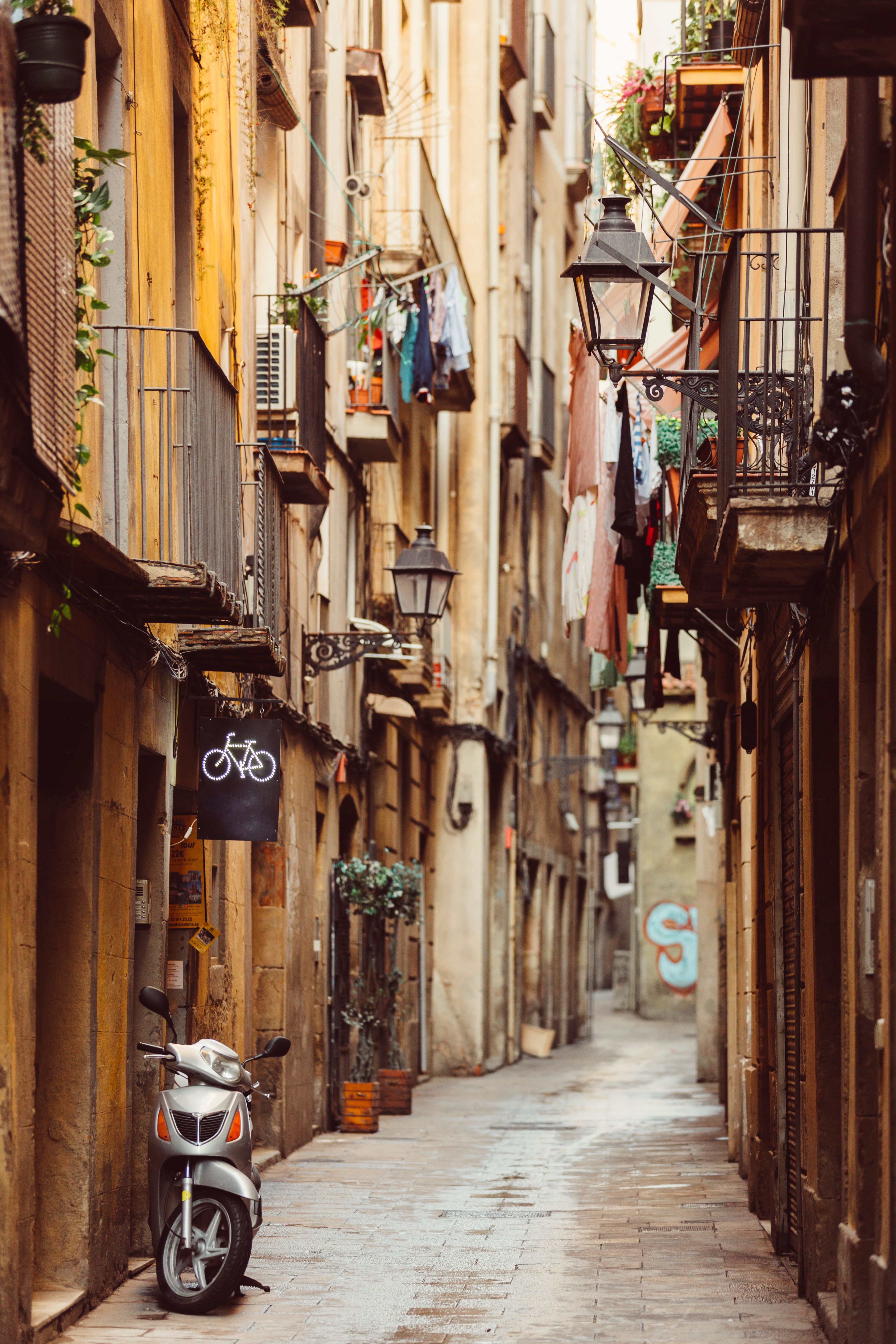 Encuentra vuelos baratos de Emiratos &Aacute;rabes Unidos a Barcelona