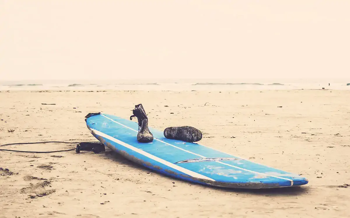 Tabla de surf en la playa