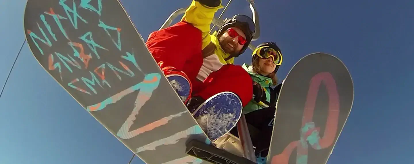 Snowboard por encima de las nubes