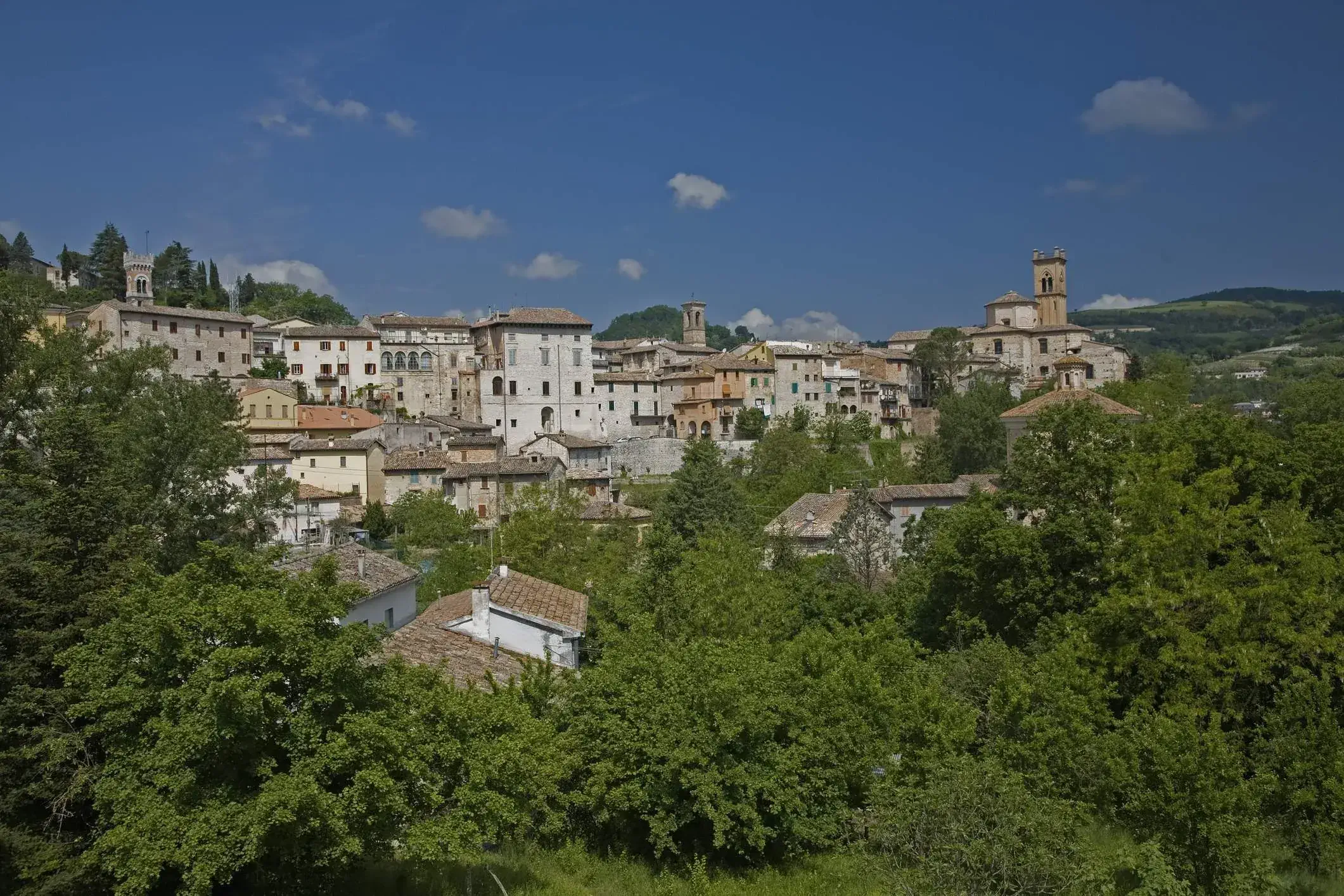 Hill village near Cingoli Marche Italy - Fotografía de stock