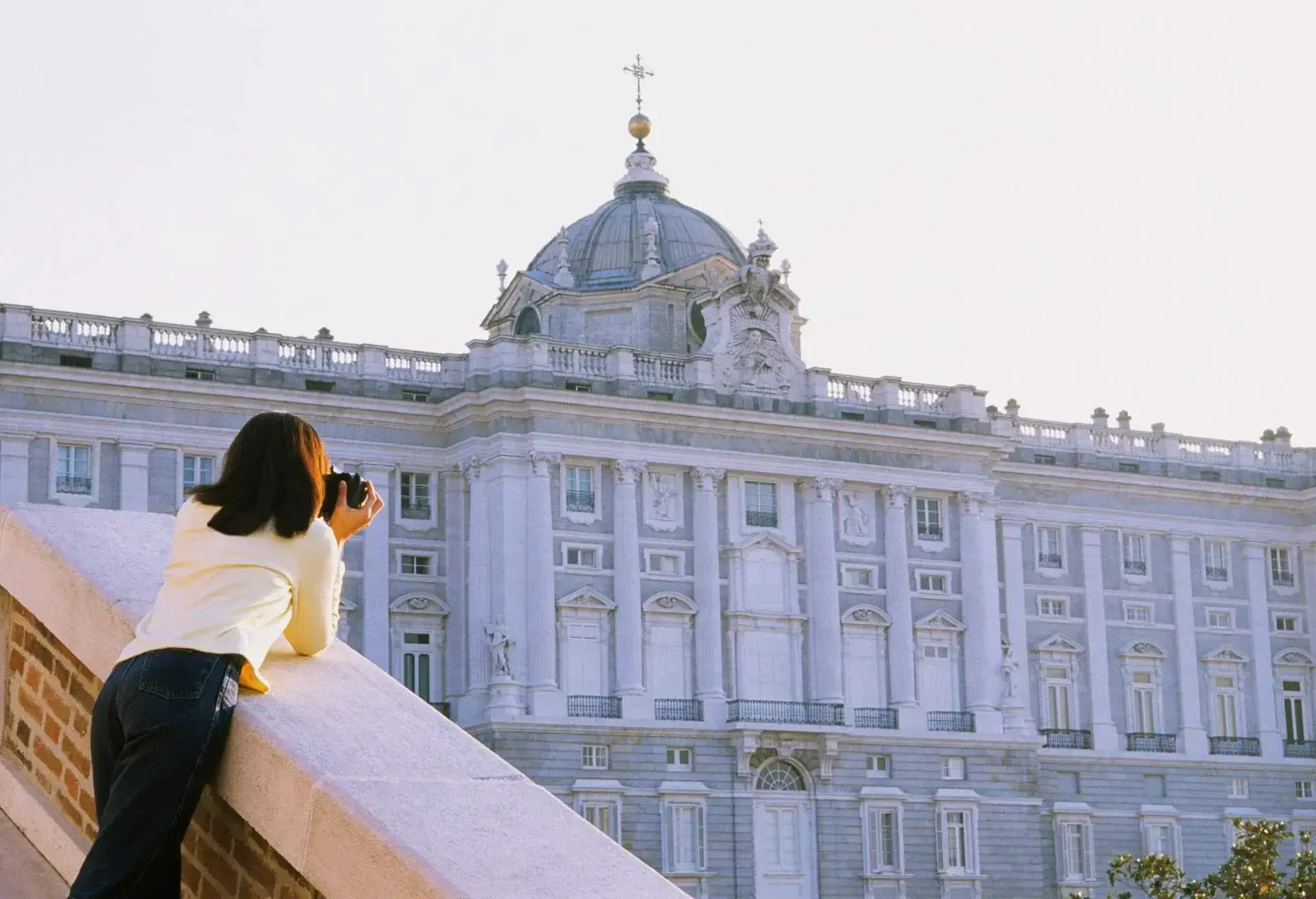 DEST_SPAIN_MADRID_ROYAL_PALACE_THEME_PEOPLE_WOMAN_DEVICE_GettyImages-200069431-001