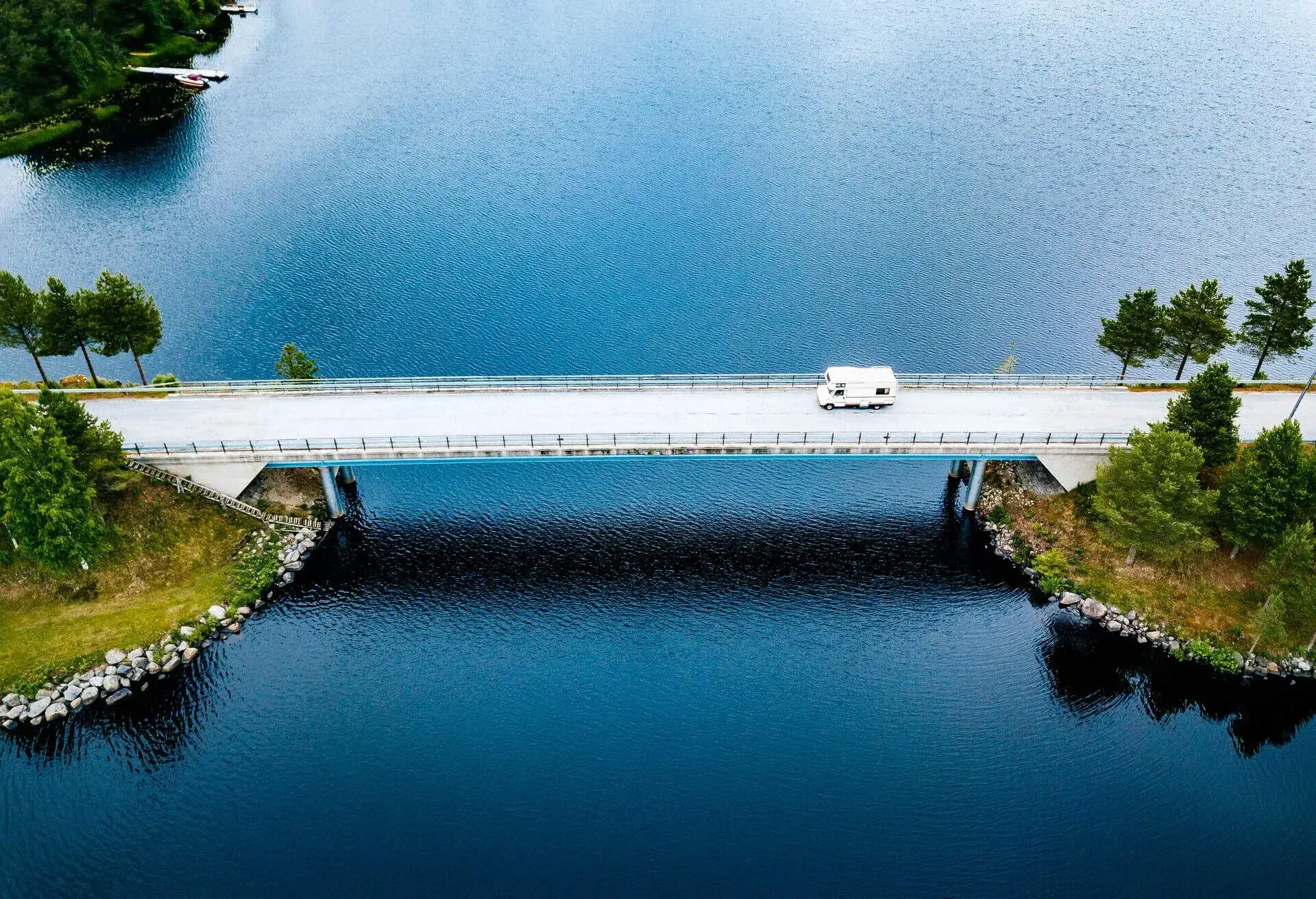 dest_finland_theme_camper_van_rv_travel_roadtrip_aerial-shutterstock-portfolio_1951837498_universal_within-usage-period_80759-1